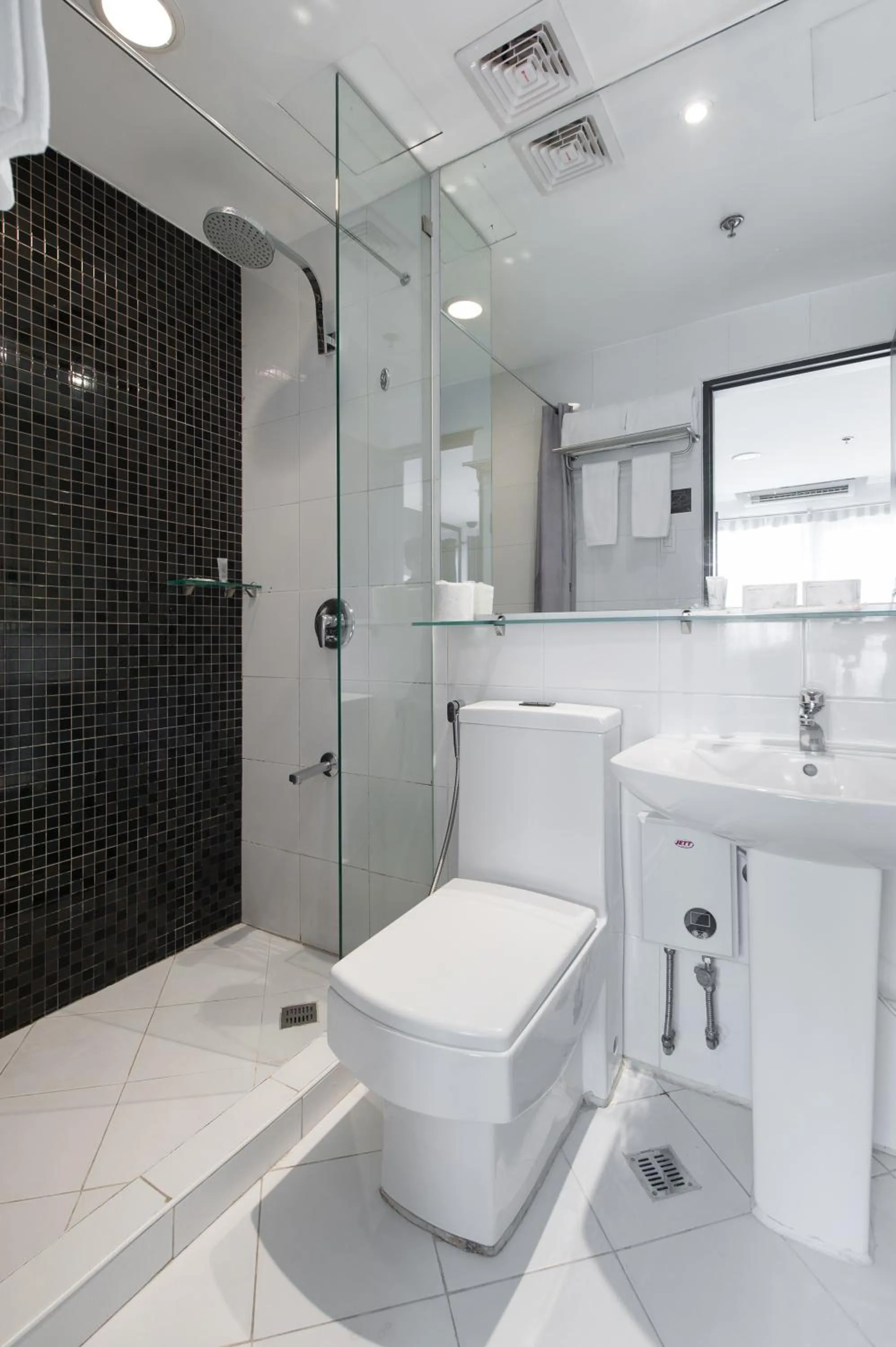 Bathroom in Y2 Residence Hotel Managed by HII