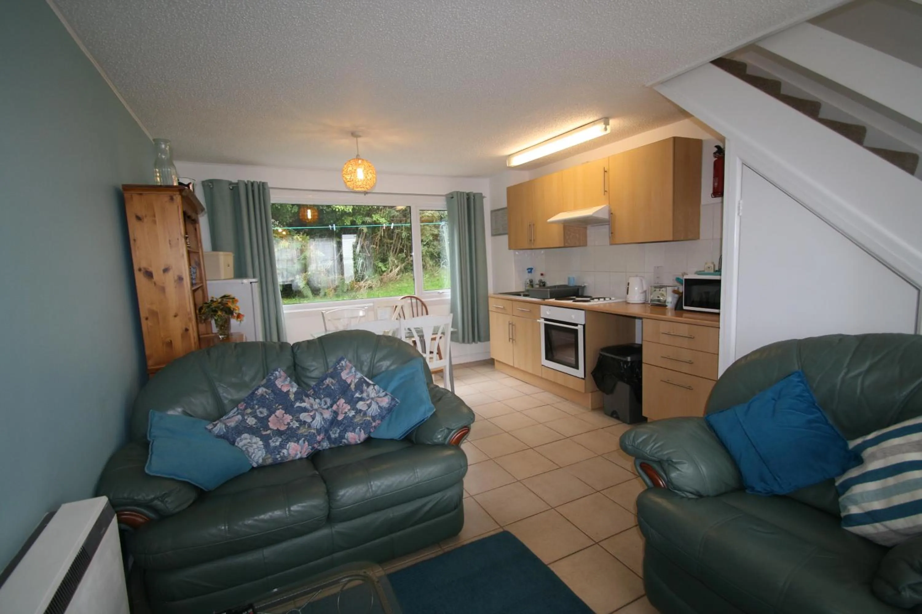 Kitchen or kitchenette in Freshwater Bay Holiday Cottages