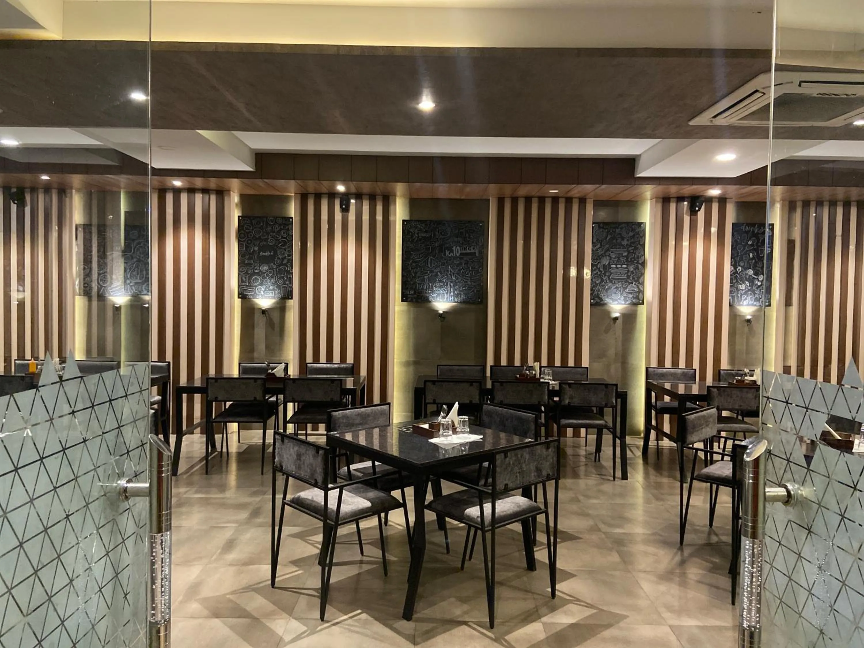 Restaurant/places to eat in Ka10 SQUARE HOTEL & BANQUETS