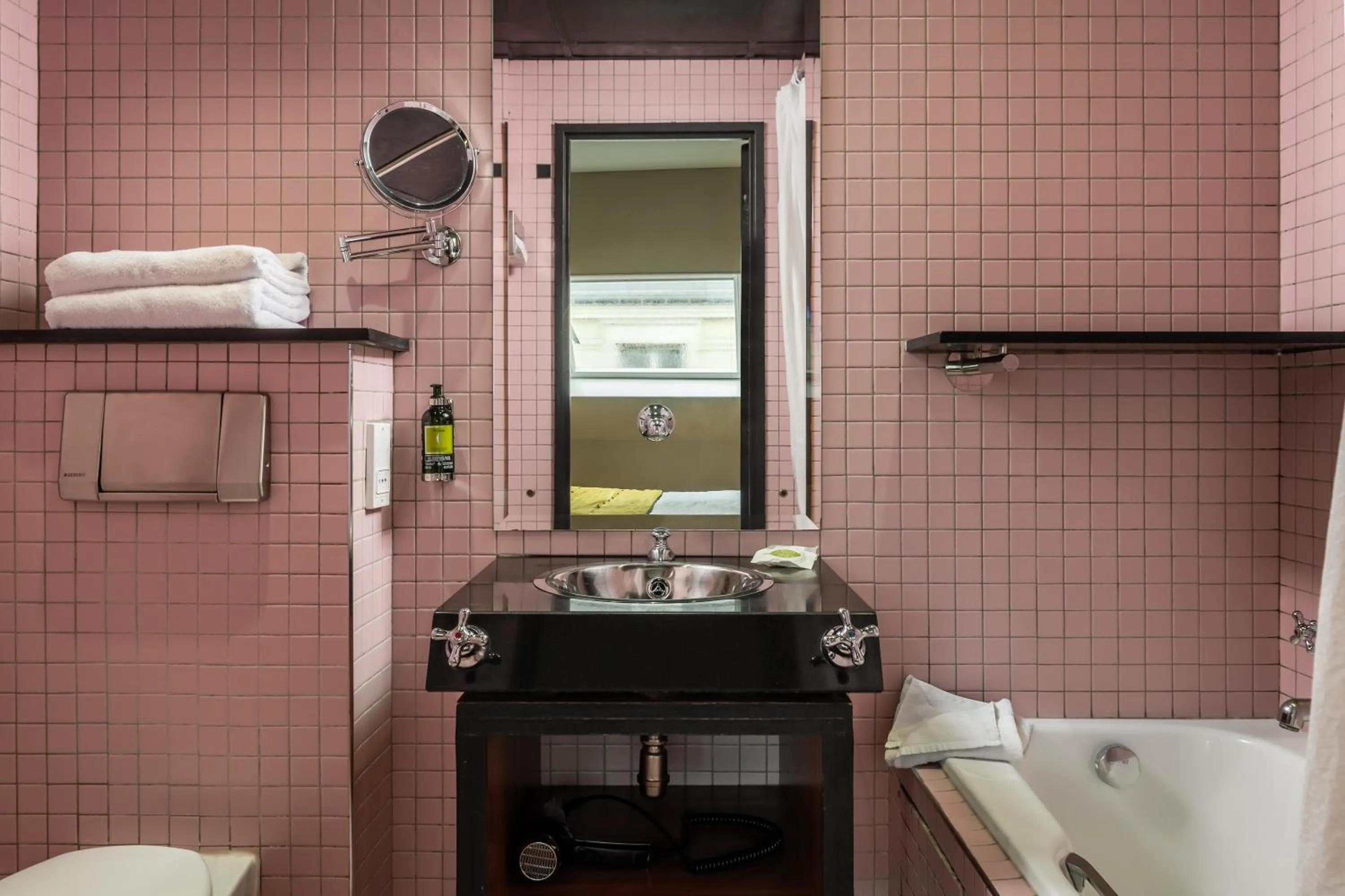 Bathroom in Chateaudun Opéra
