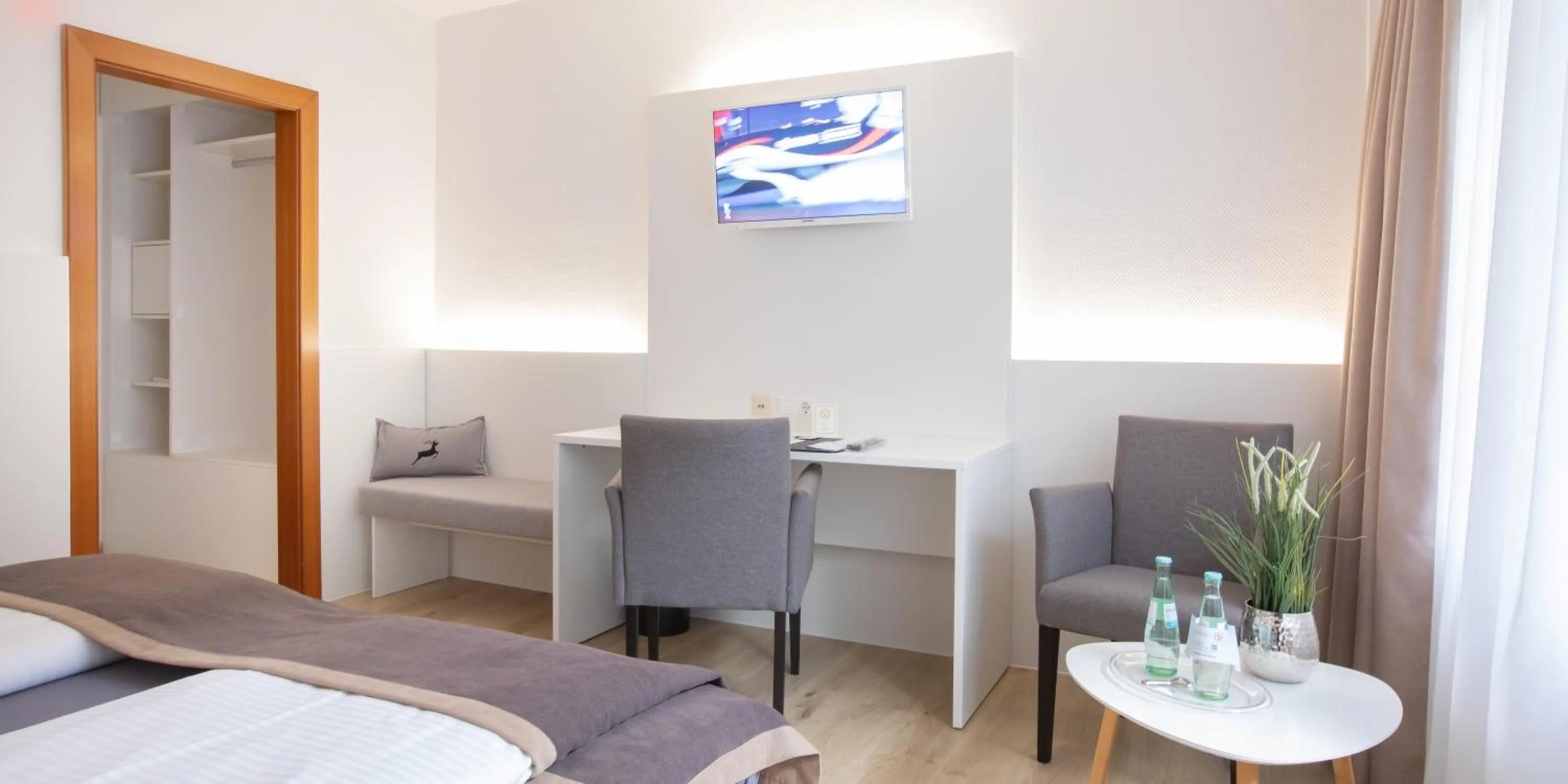 Photo of the whole room, Bed in Hotel Hangelar