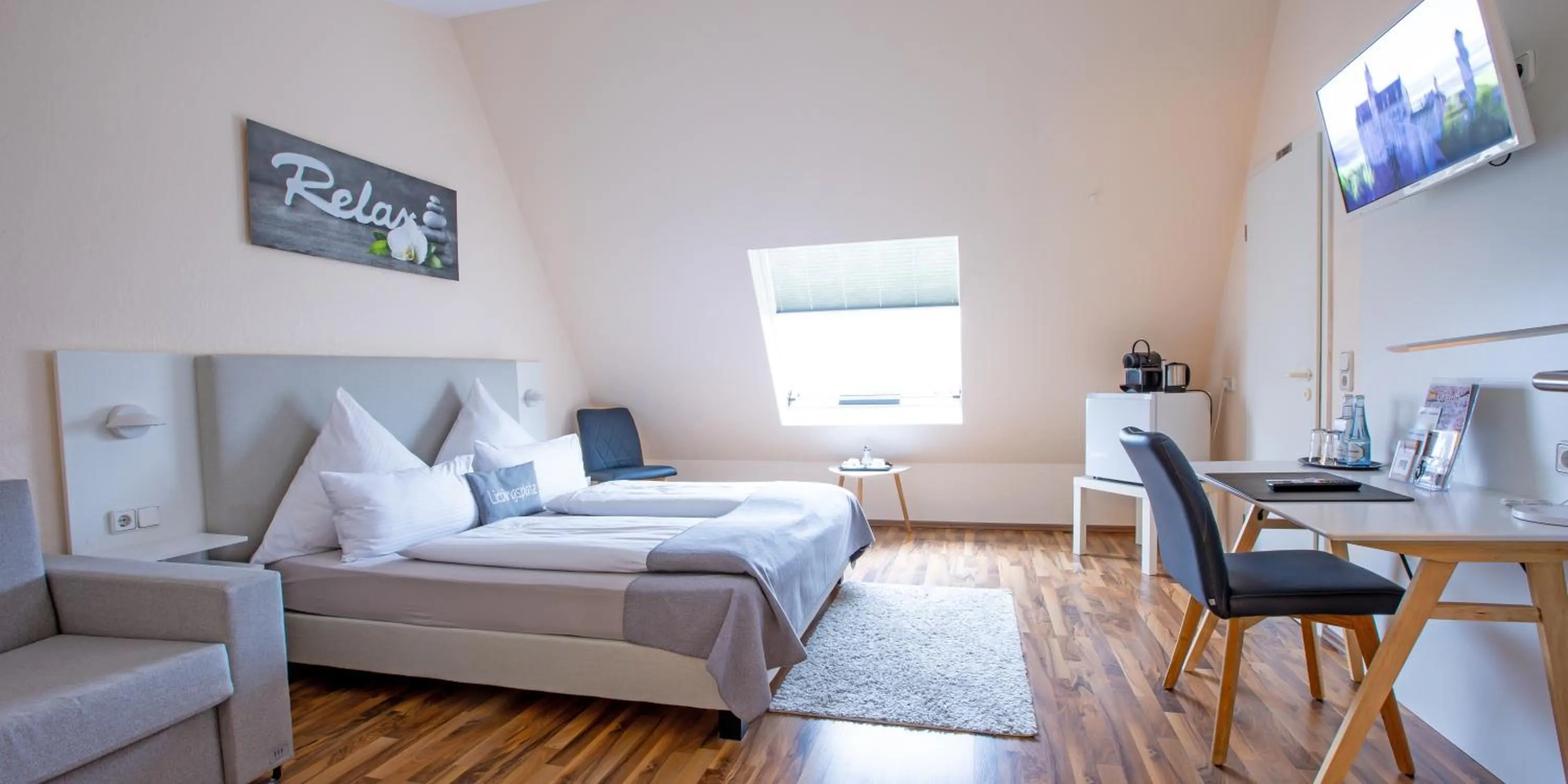 Photo of the whole room, Bed in Hotel Hangelar