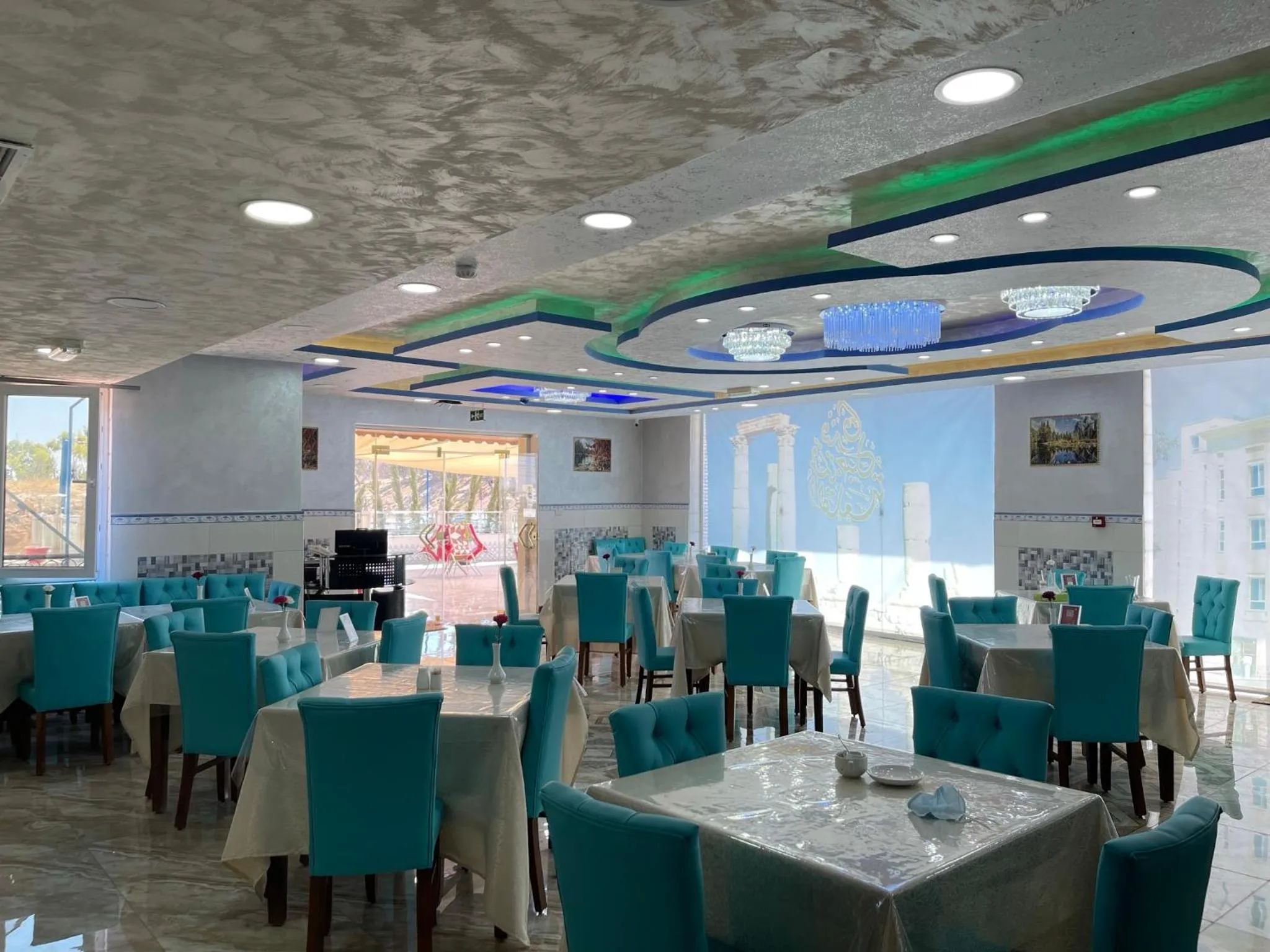 Restaurant/places to eat in The Castle Hotel