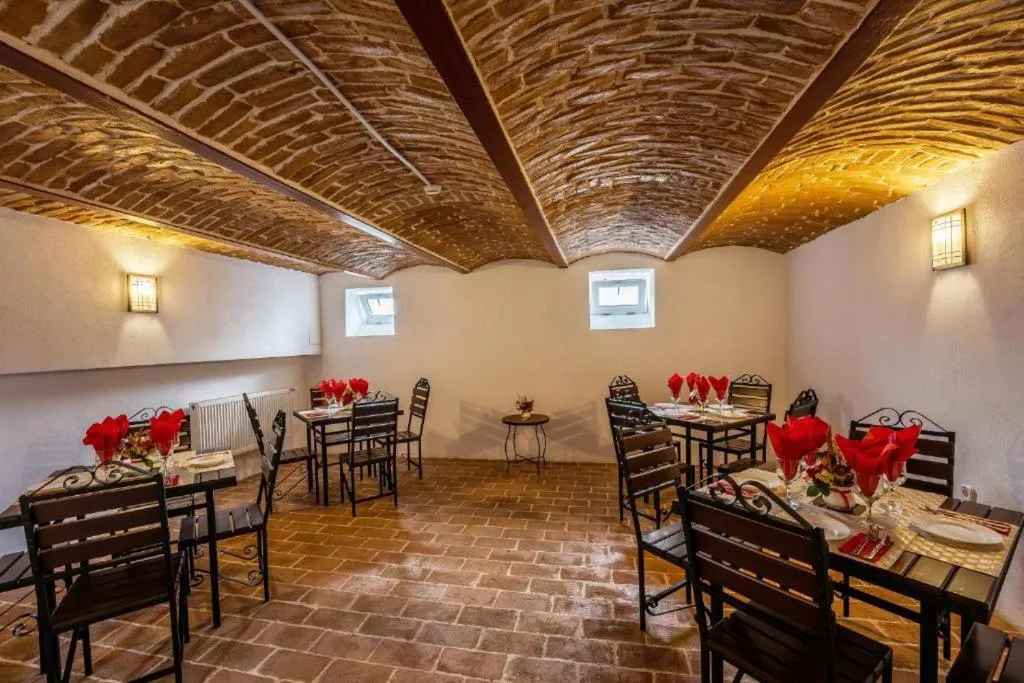 Restaurant/places to eat in Hotel PrincesSophie