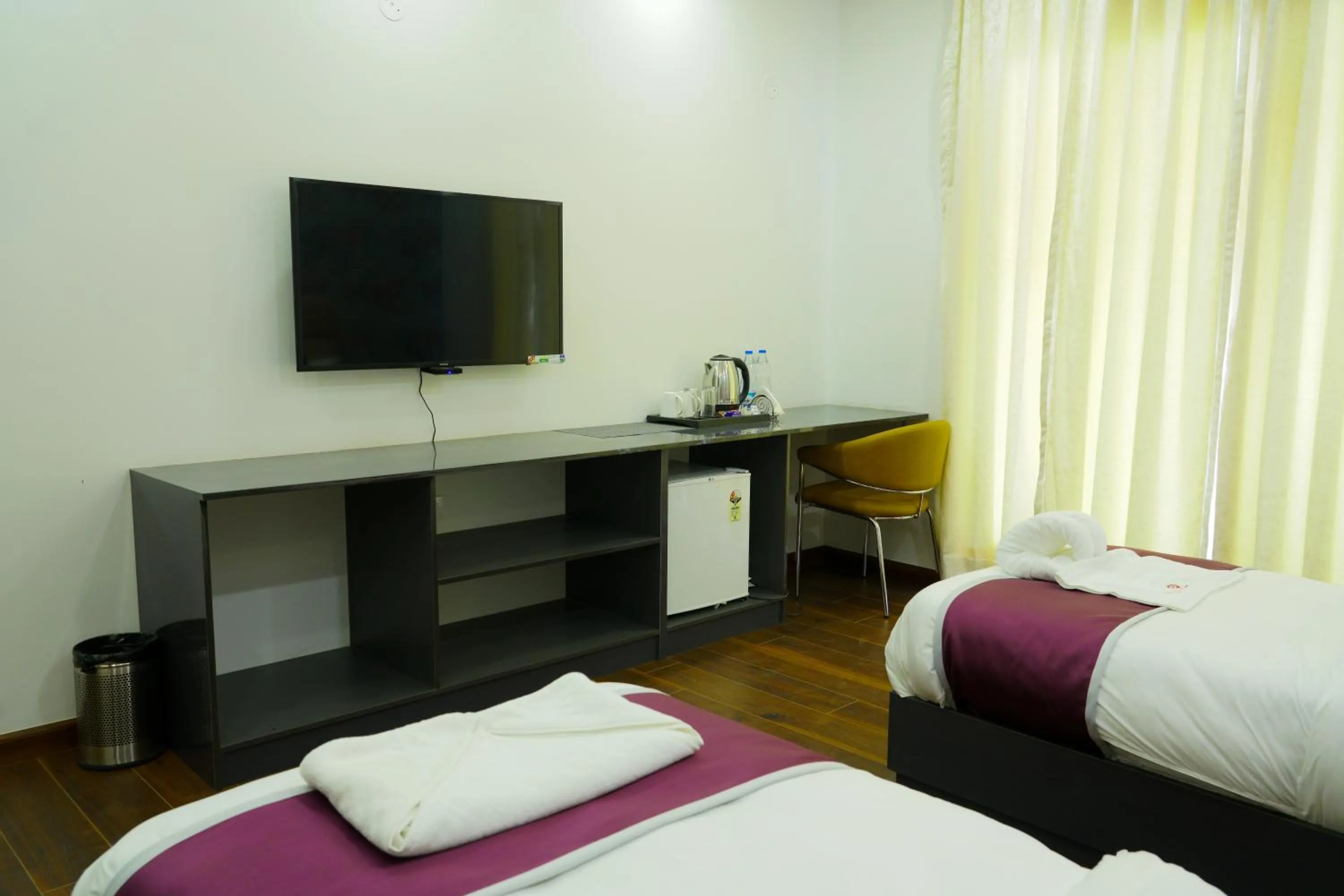 Communal lounge/ TV room, Bed in Lime Tree Hotel Pulkit Gurgaon-Artemis Hospital, Nearest Metro Huda City Centre