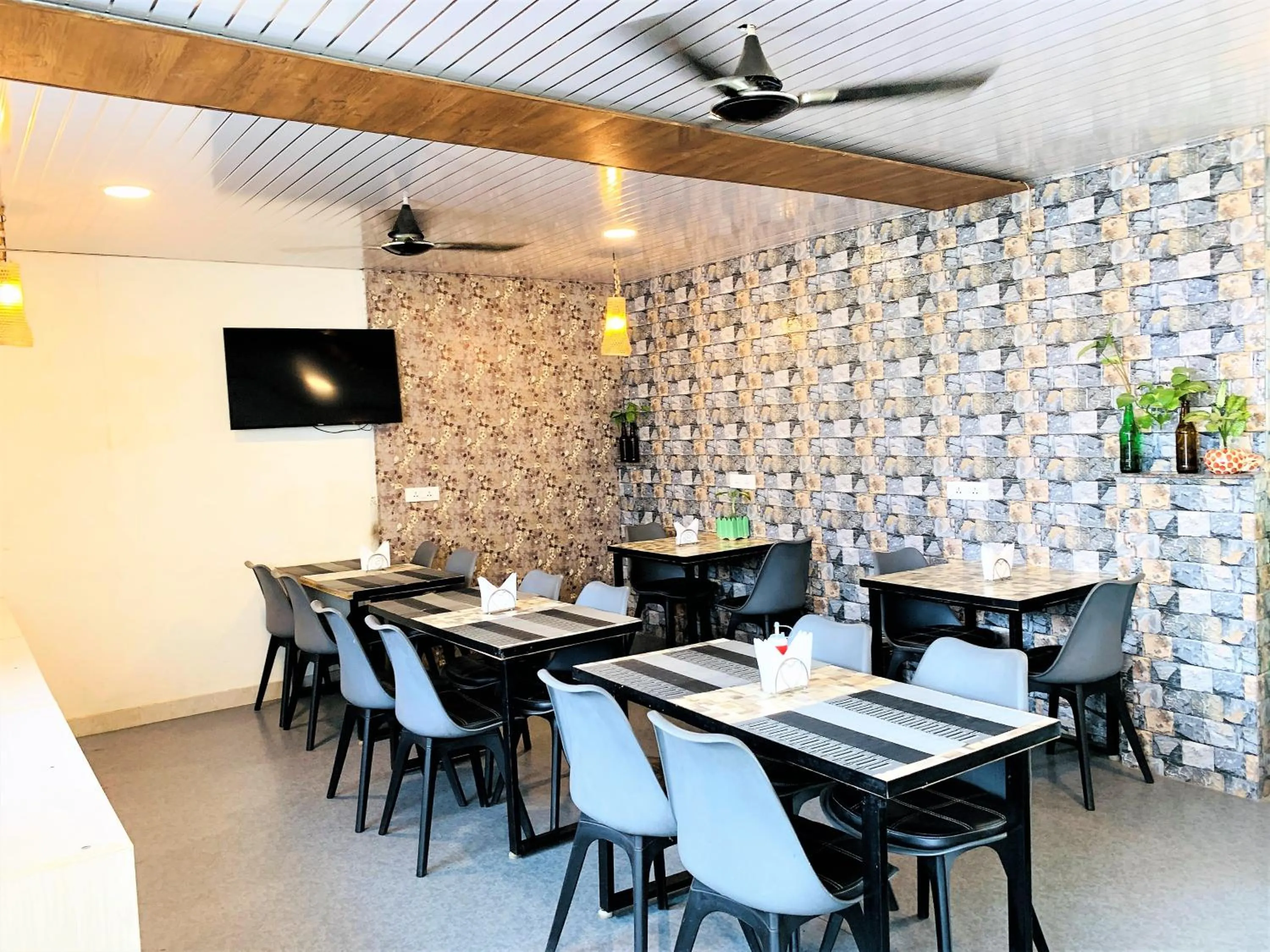 Food and drinks in Lime Tree Hotel Pulkit Gurgaon-Artemis Hospital, Nearest Metro Huda City Centre