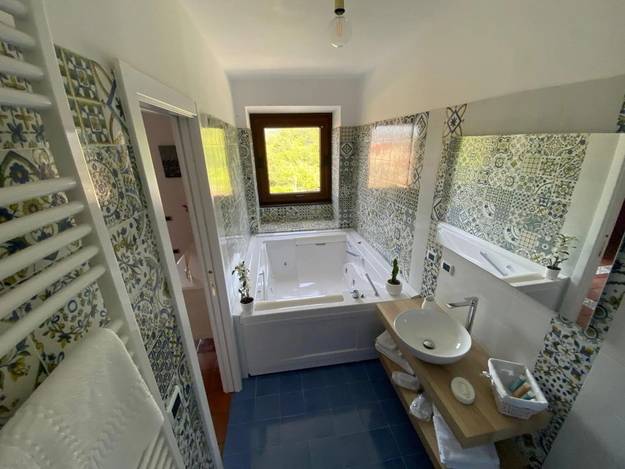 Hot Tub in Casa Fifina Rooms