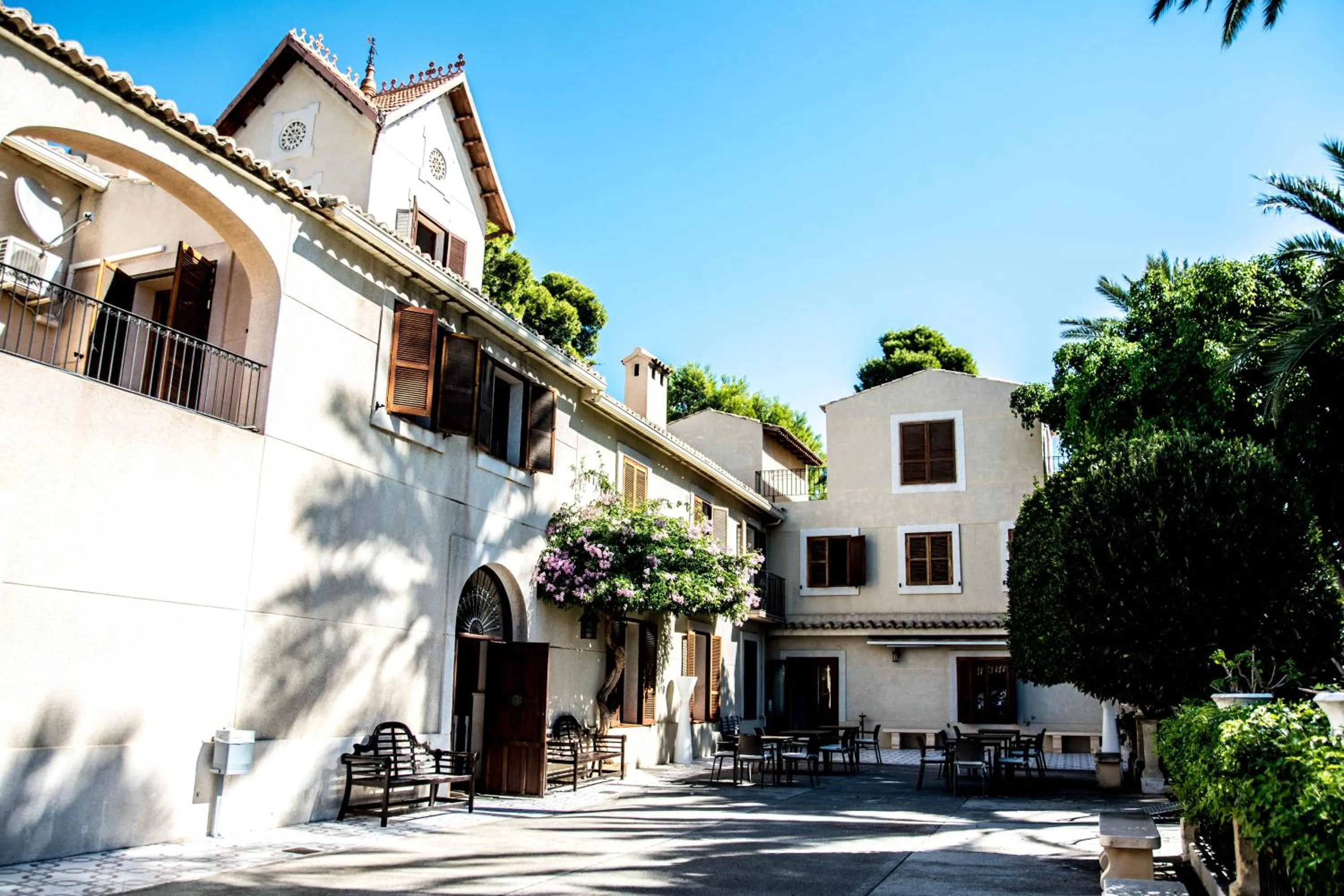 Property building in Hotel Torre San Juan