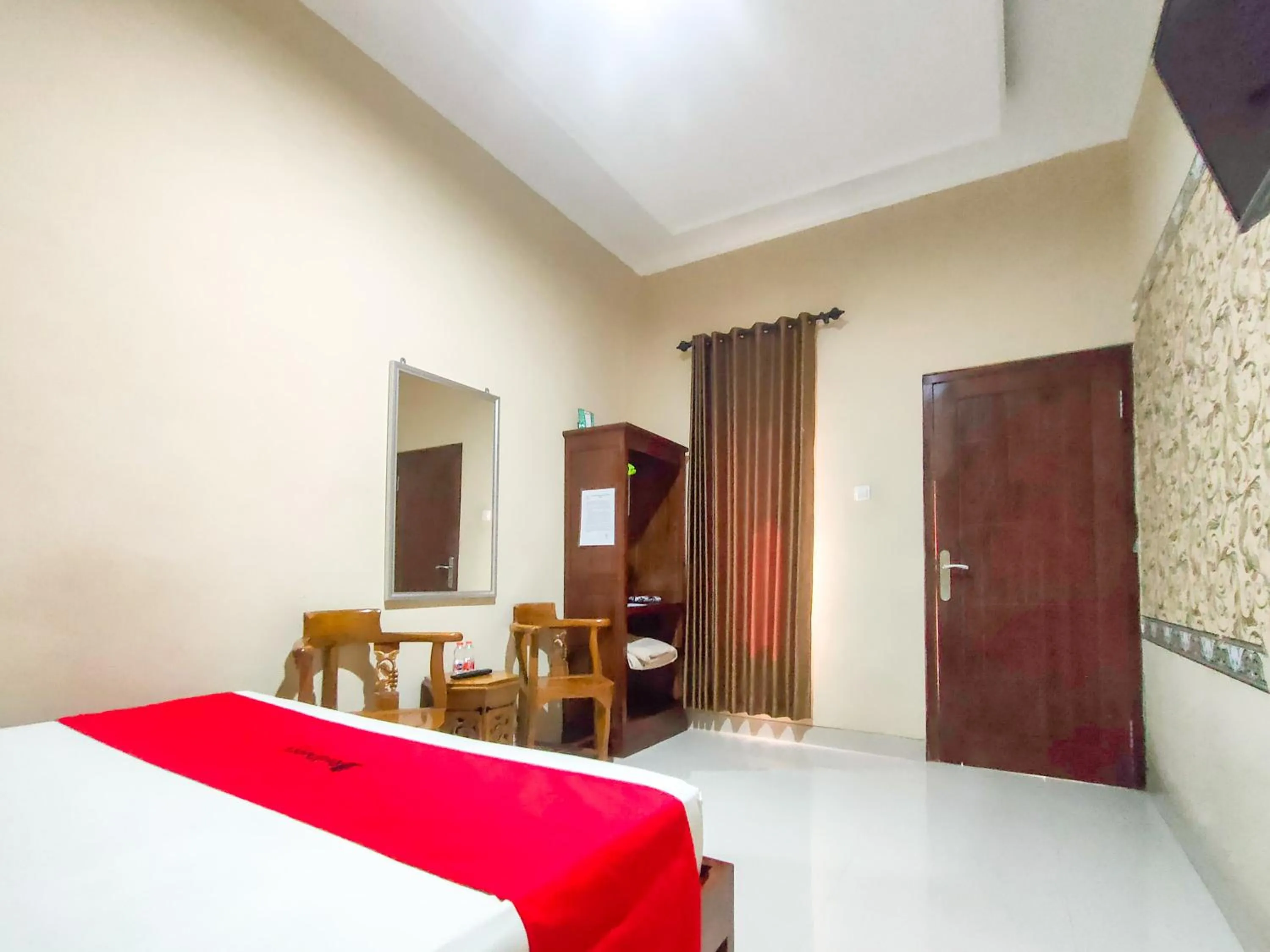 Bedroom, Bed in RedDoorz Syariah at Graha Adi Karya Kartasura