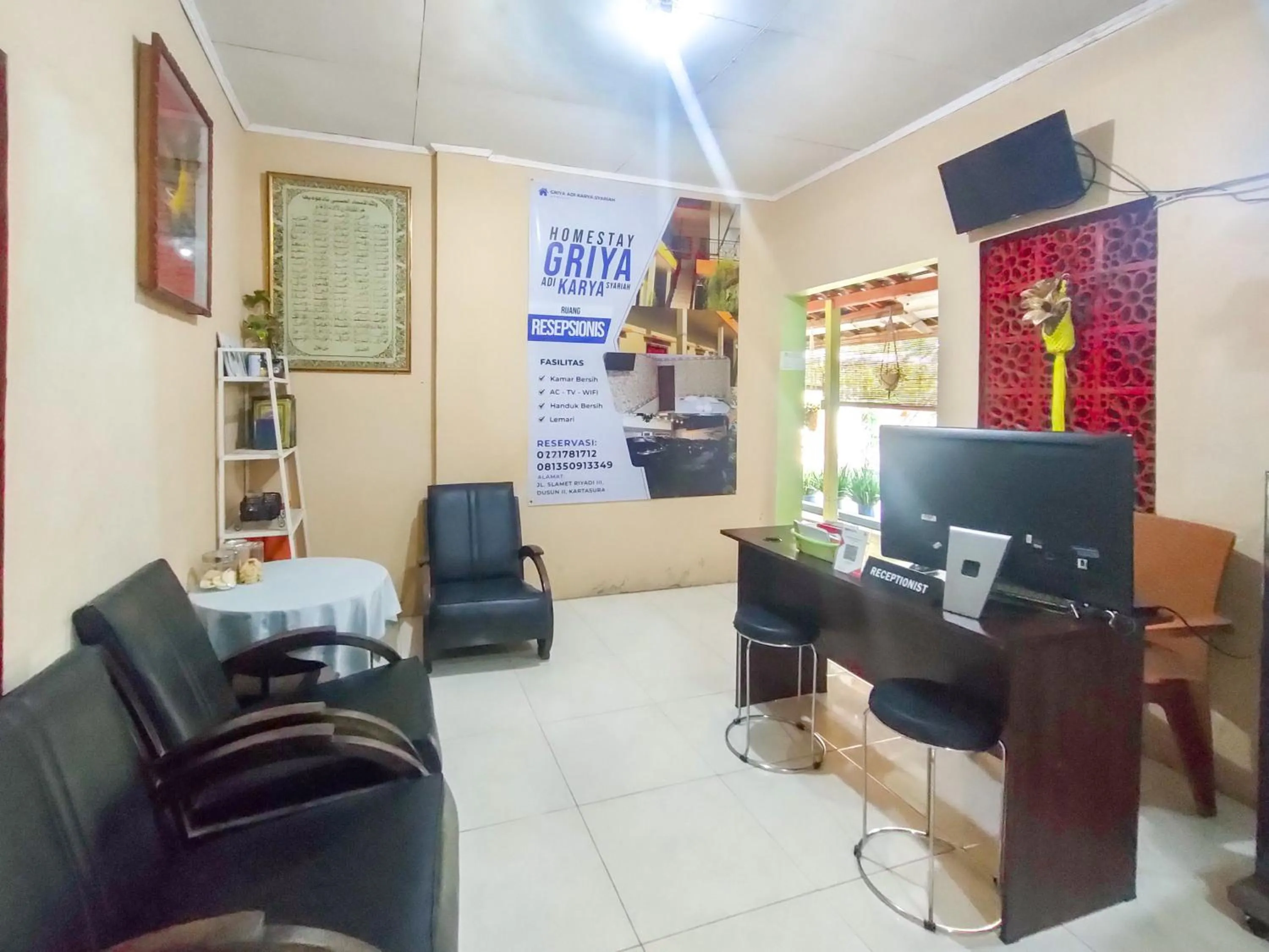 Lobby or reception in RedDoorz Syariah at Graha Adi Karya Kartasura