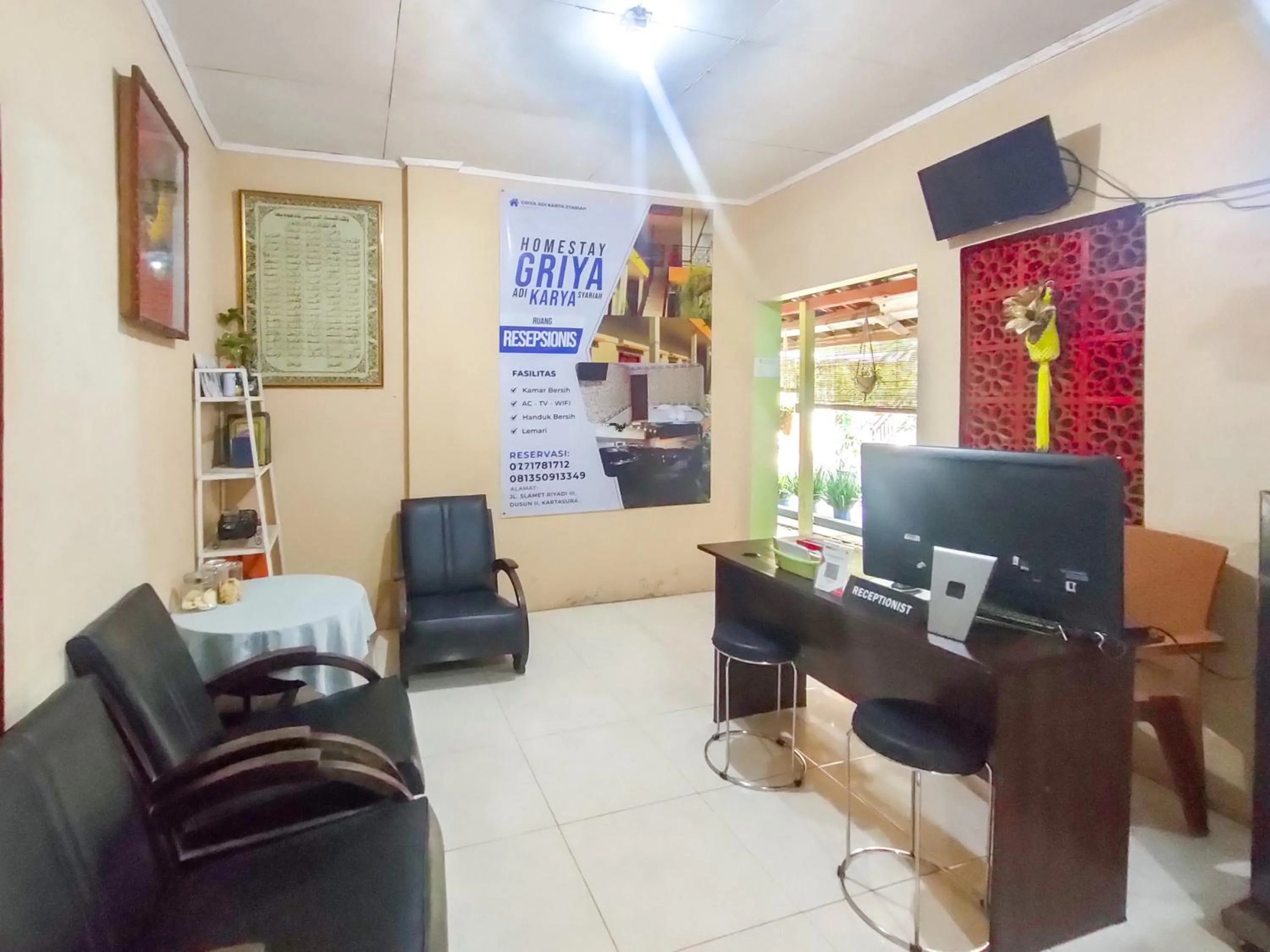 Lobby or reception in RedDoorz Syariah at Graha Adi Karya Kartasura