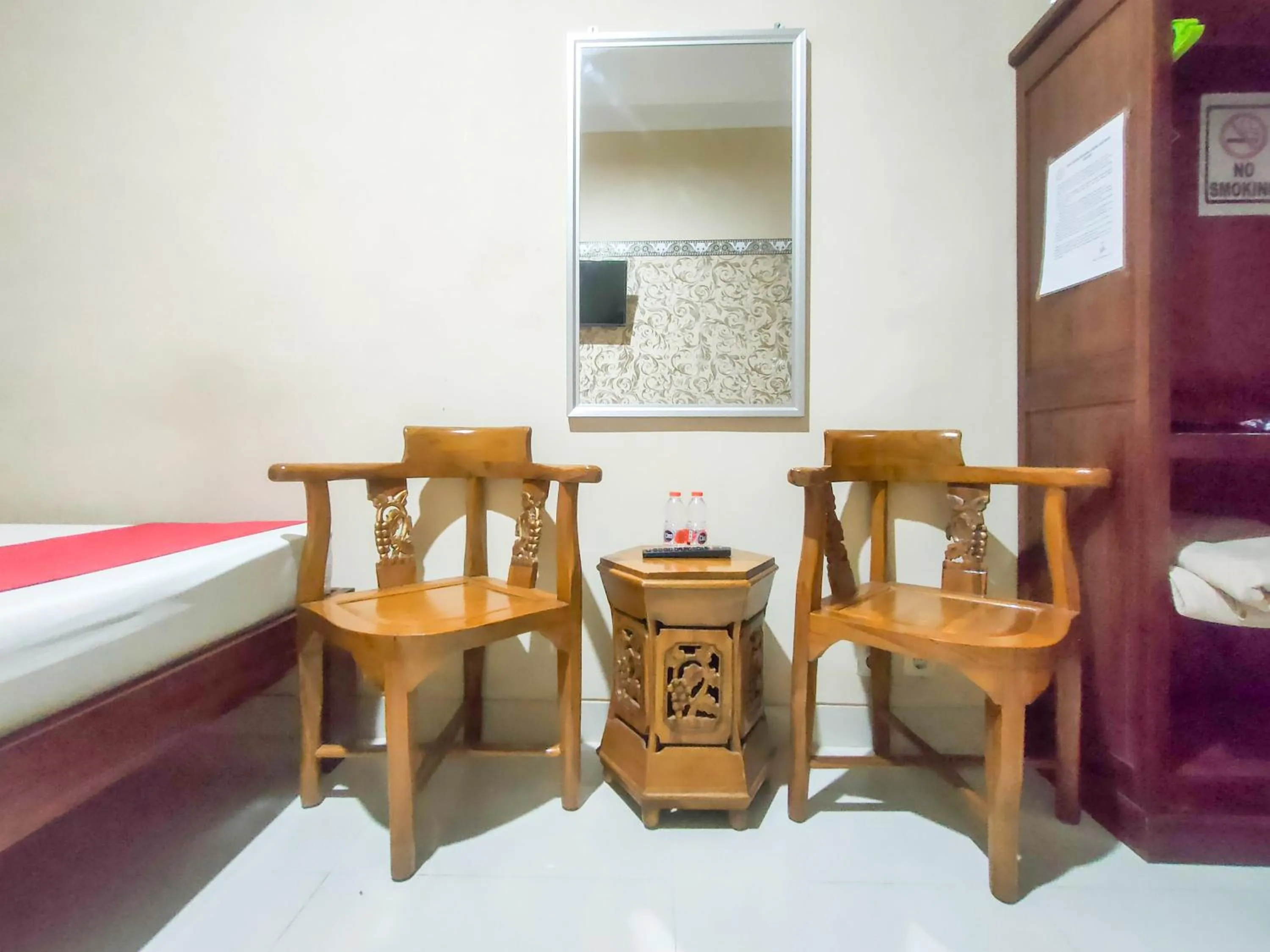 Seating area, Bed in RedDoorz Syariah at Graha Adi Karya Kartasura