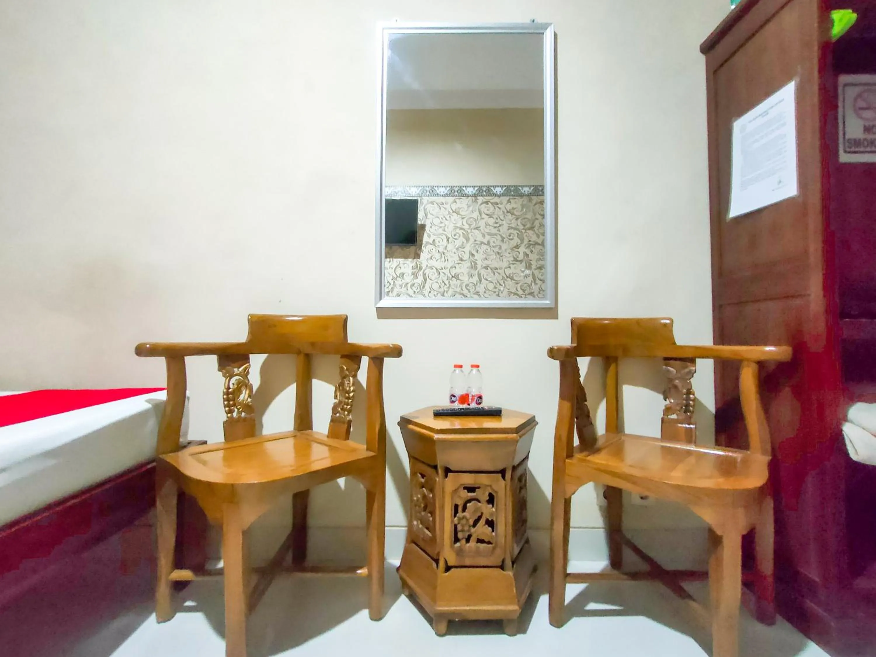 Seating area, Bed in RedDoorz Syariah at Graha Adi Karya Kartasura