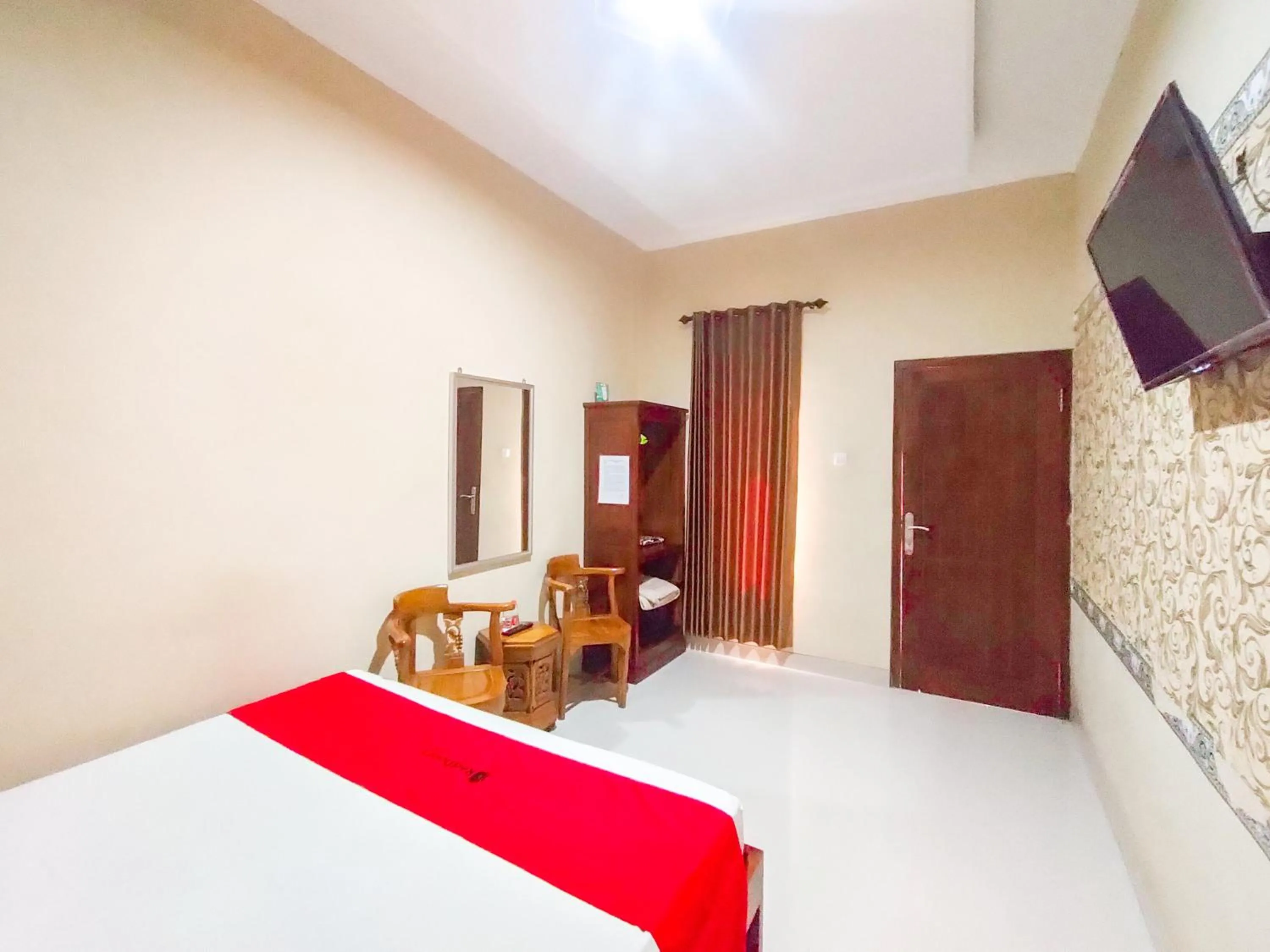 Bedroom, Bed in RedDoorz Syariah at Graha Adi Karya Kartasura