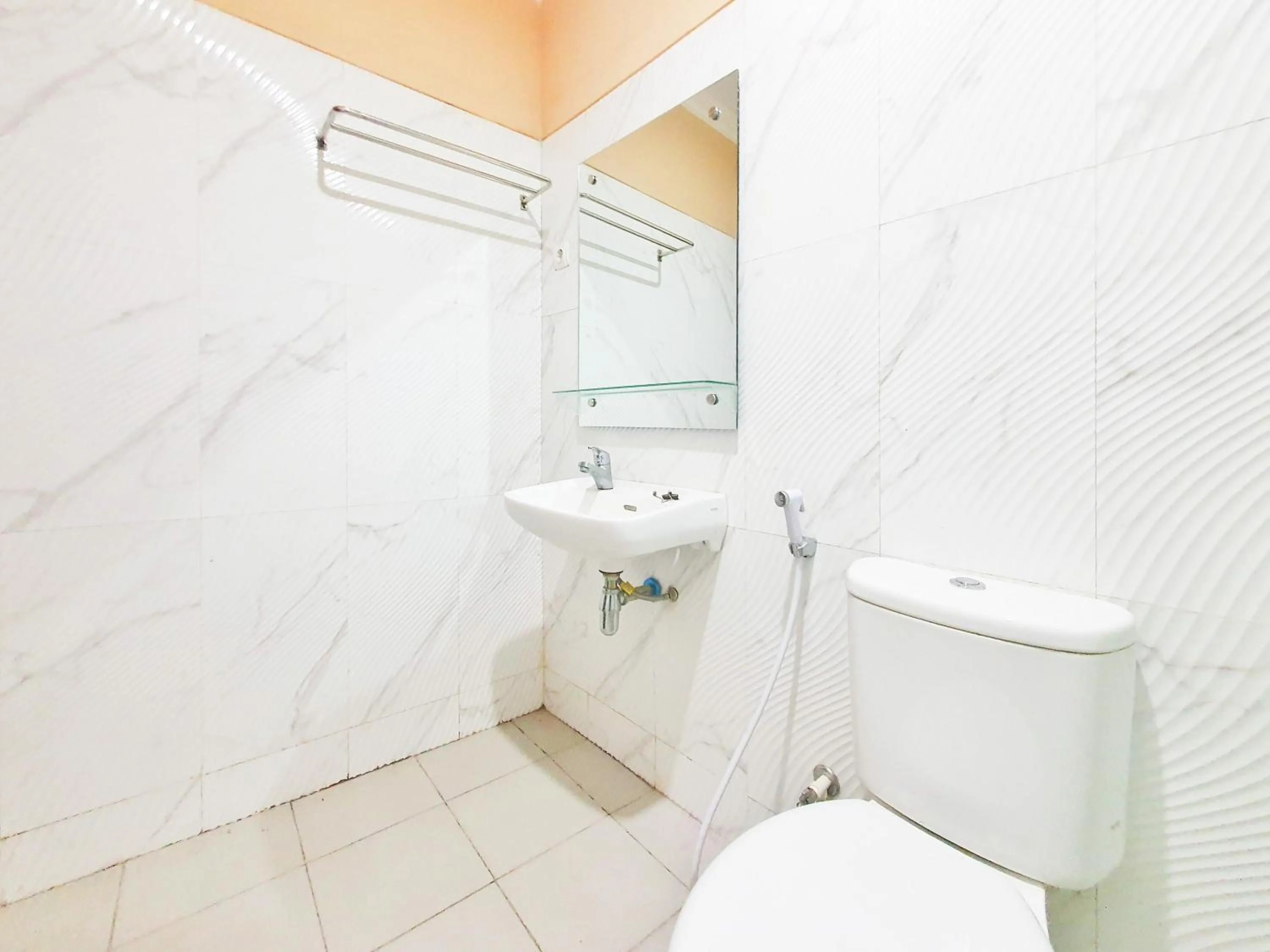 Bathroom in RedDoorz Syariah at Graha Adi Karya Kartasura