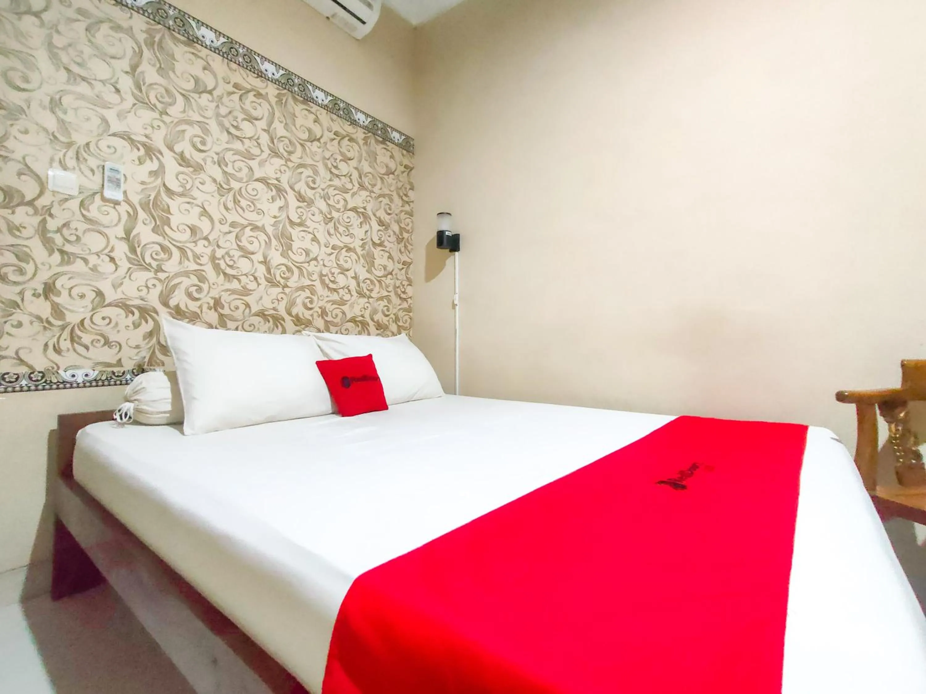 Bedroom, Bed in RedDoorz Syariah at Graha Adi Karya Kartasura