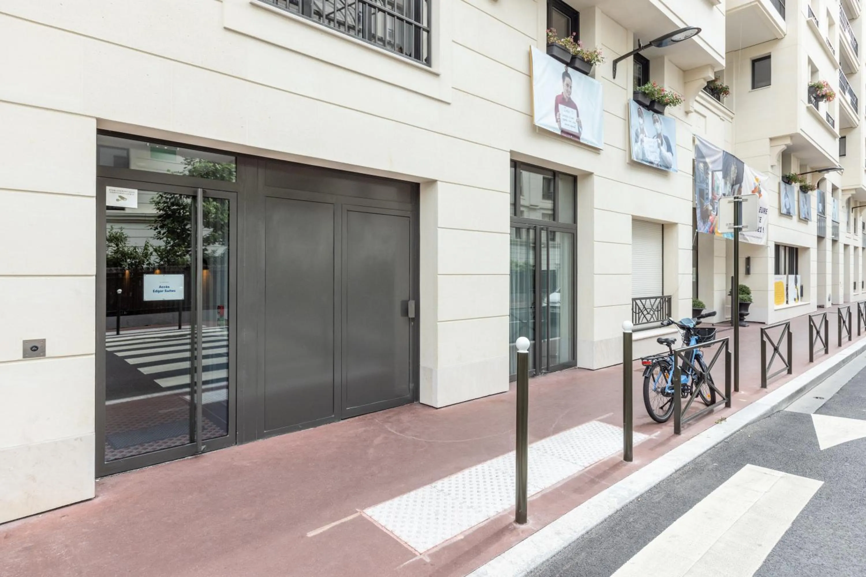 Facade/entrance in Edgar Suites Levallois – Jules Verne