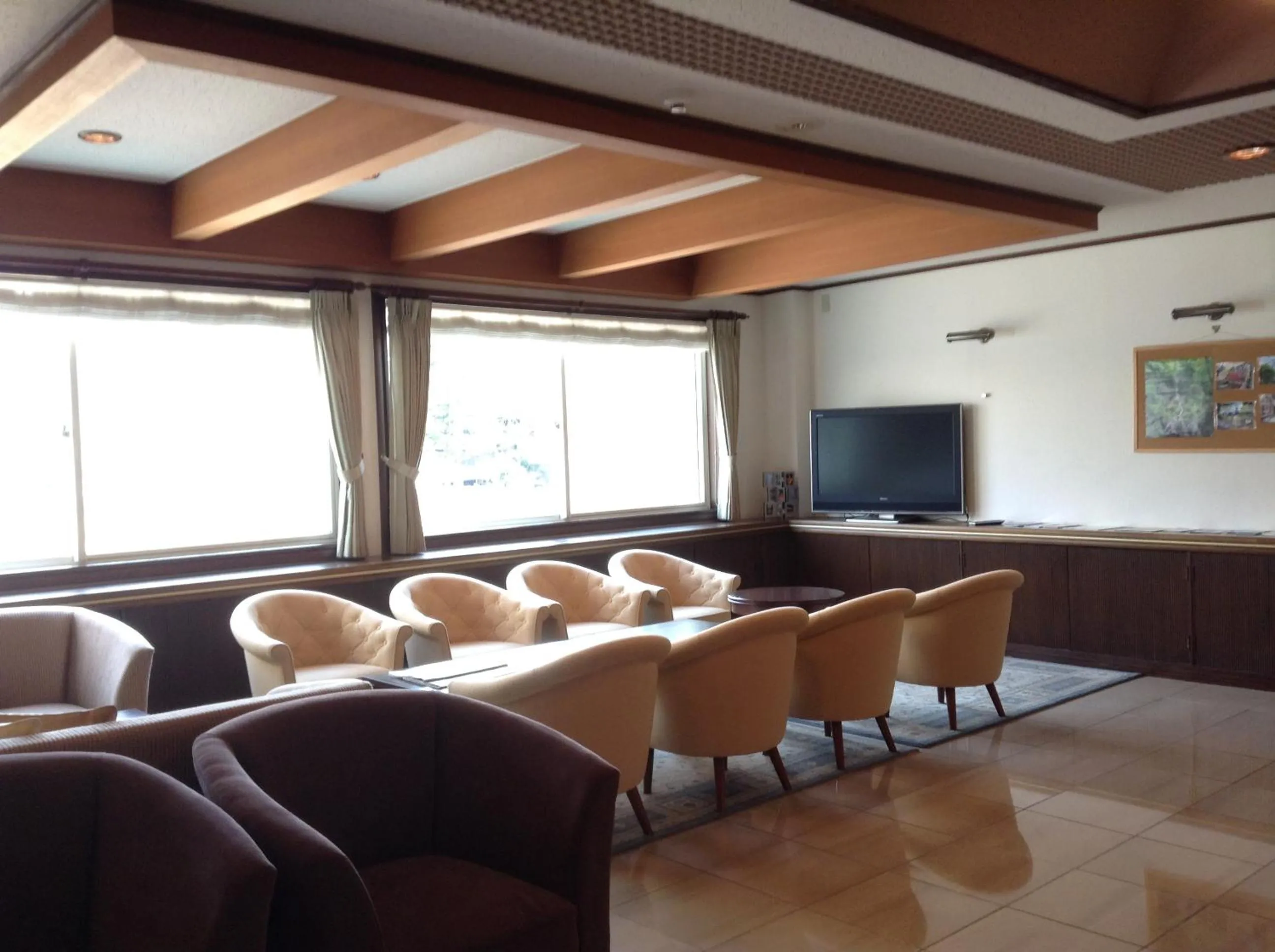 Communal lounge/ TV room in Hotel Petit Riviere Karuizawa