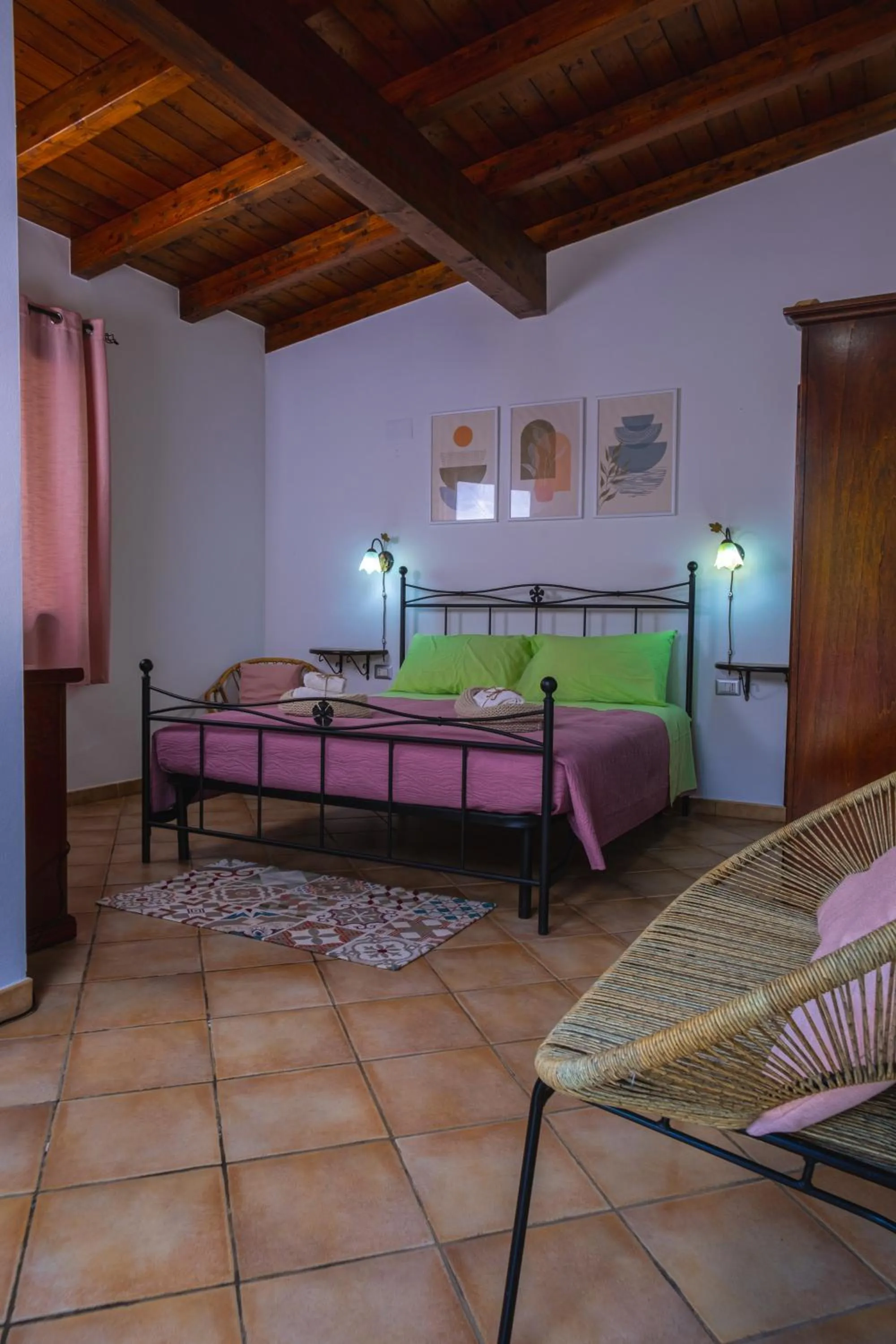 Photo of the whole room, Bed in Funtana'e Mari