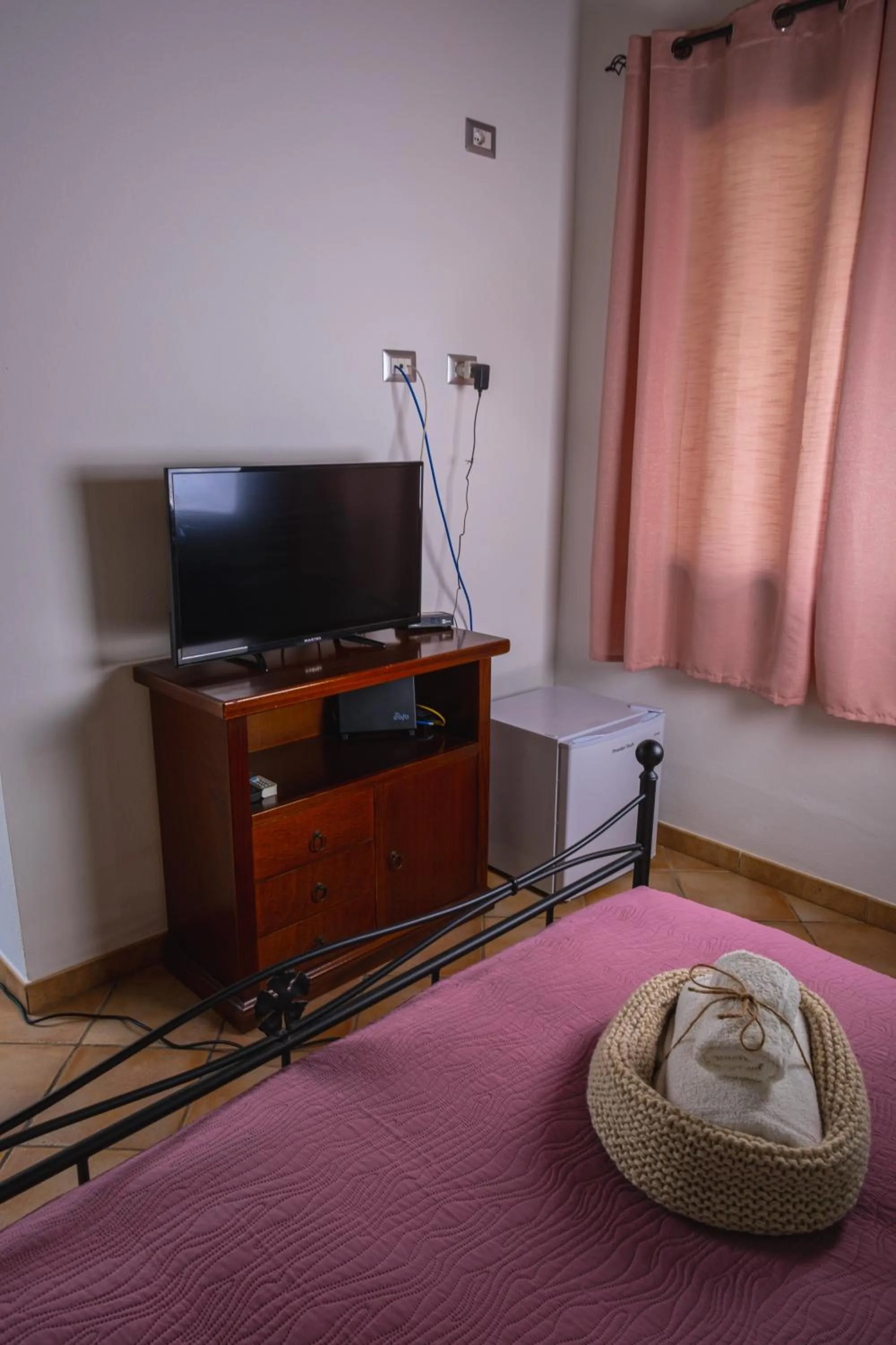 Photo of the whole room, Bed in Funtana'e Mari