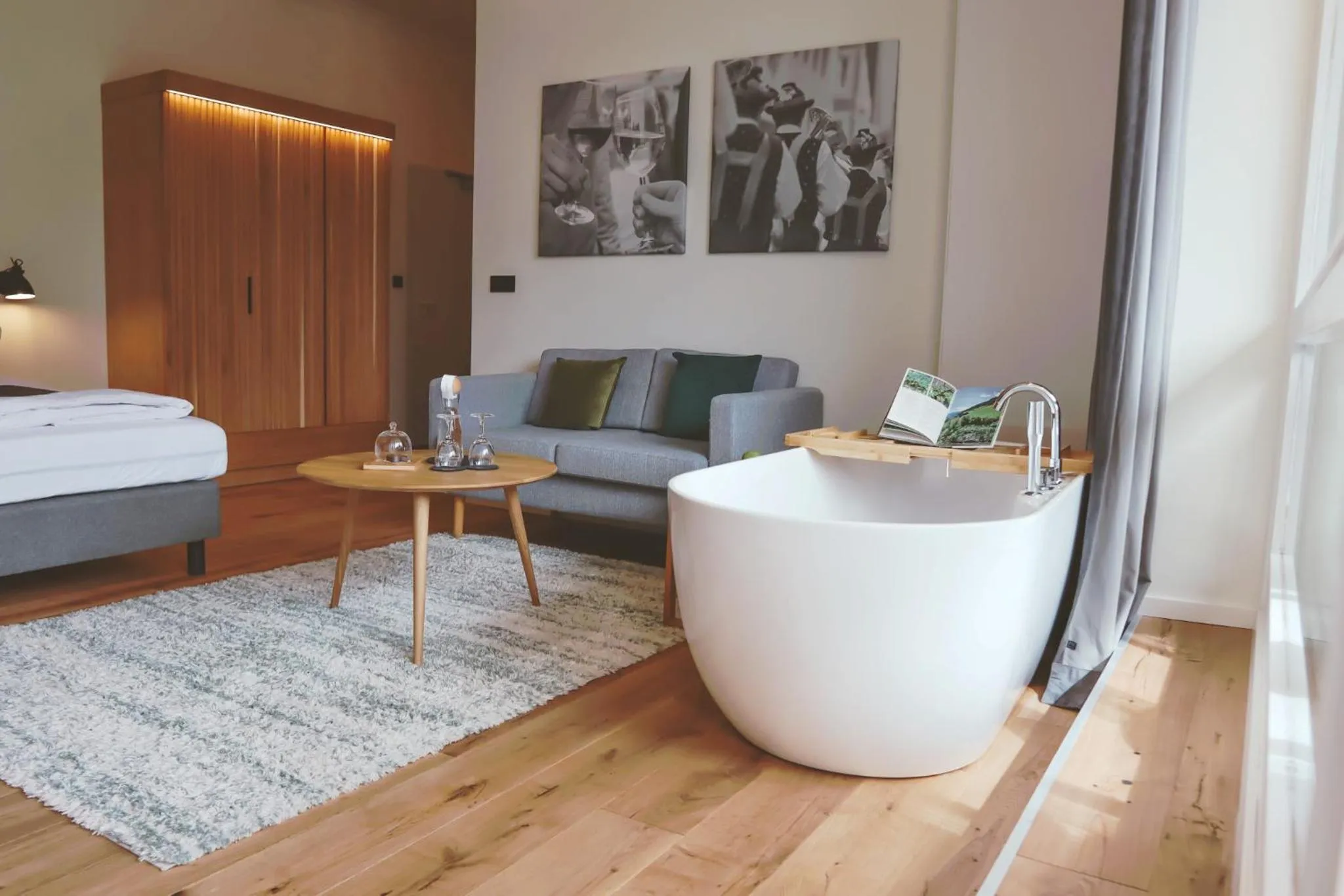 Bath, Bed in Das Parkhotel