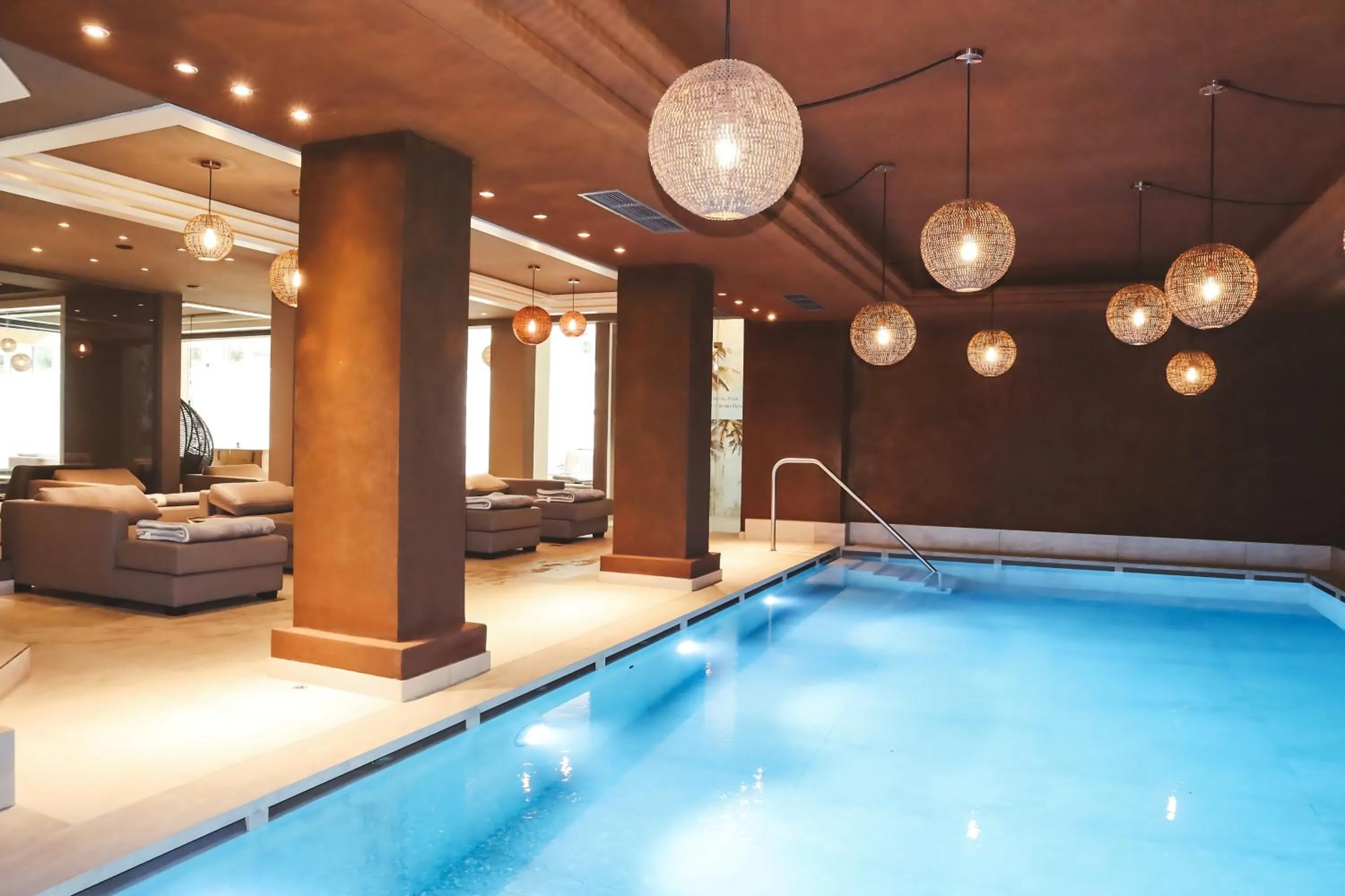 Swimming pool in Das Parkhotel