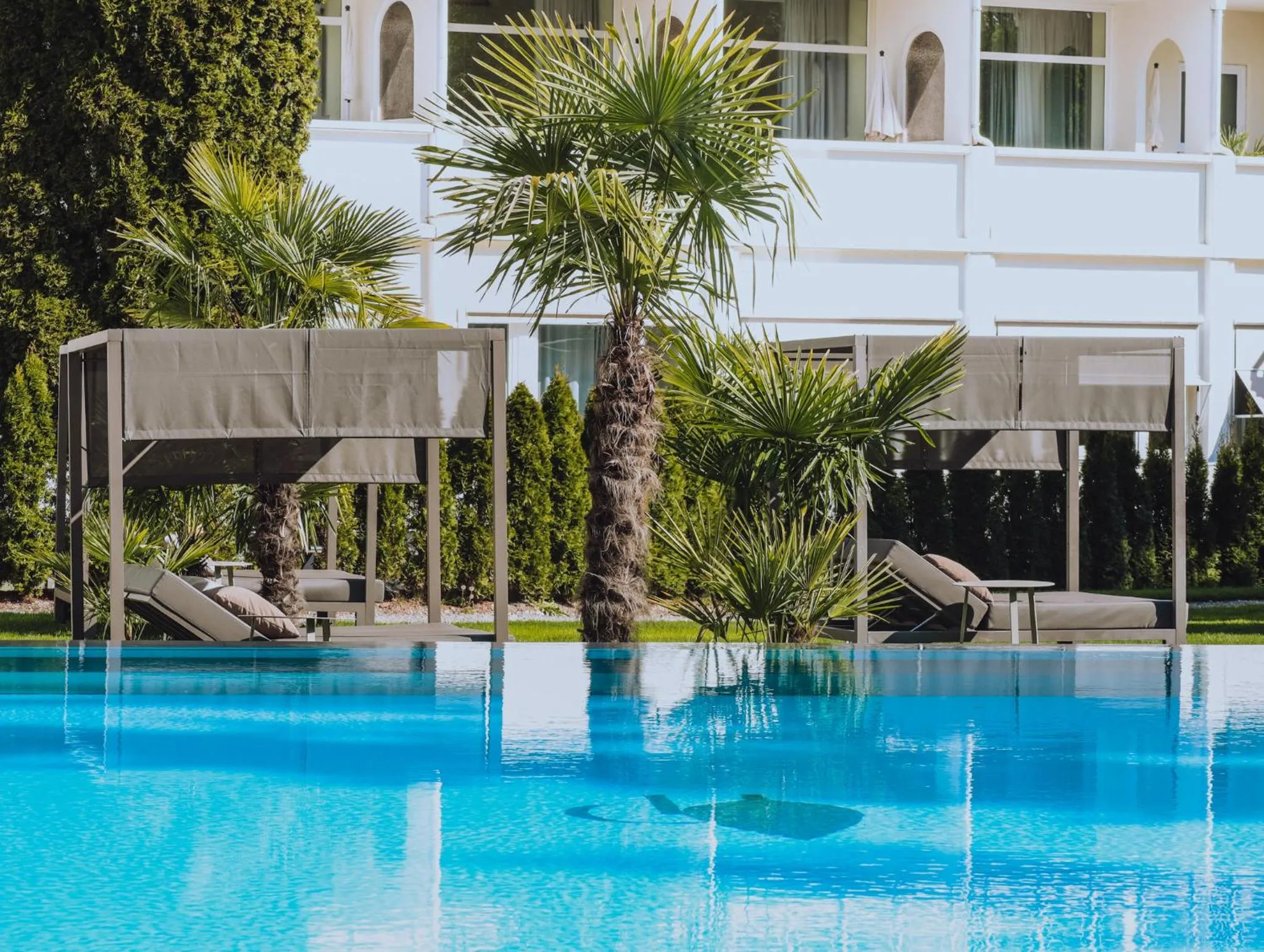 Swimming pool in Das Parkhotel