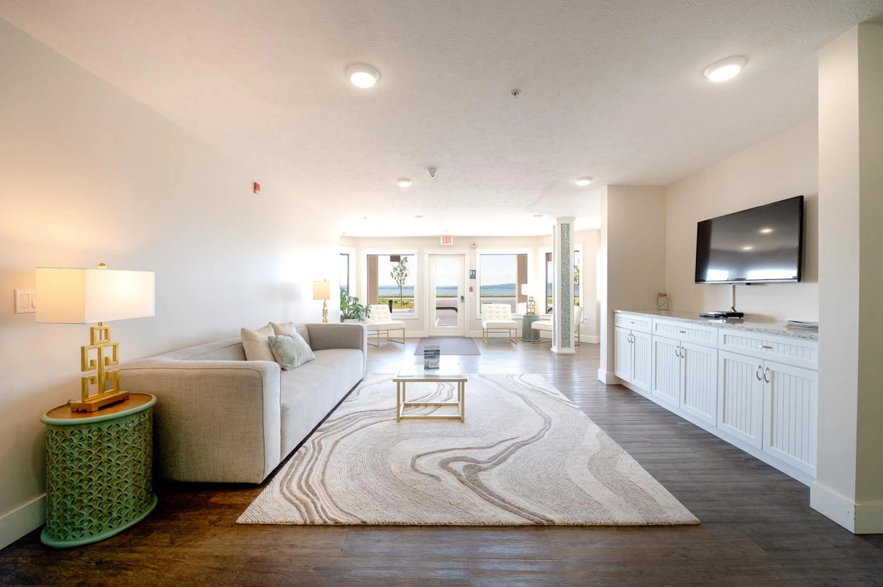 Communal lounge/ TV room in Kasa Gold Coast Inn Traverse City