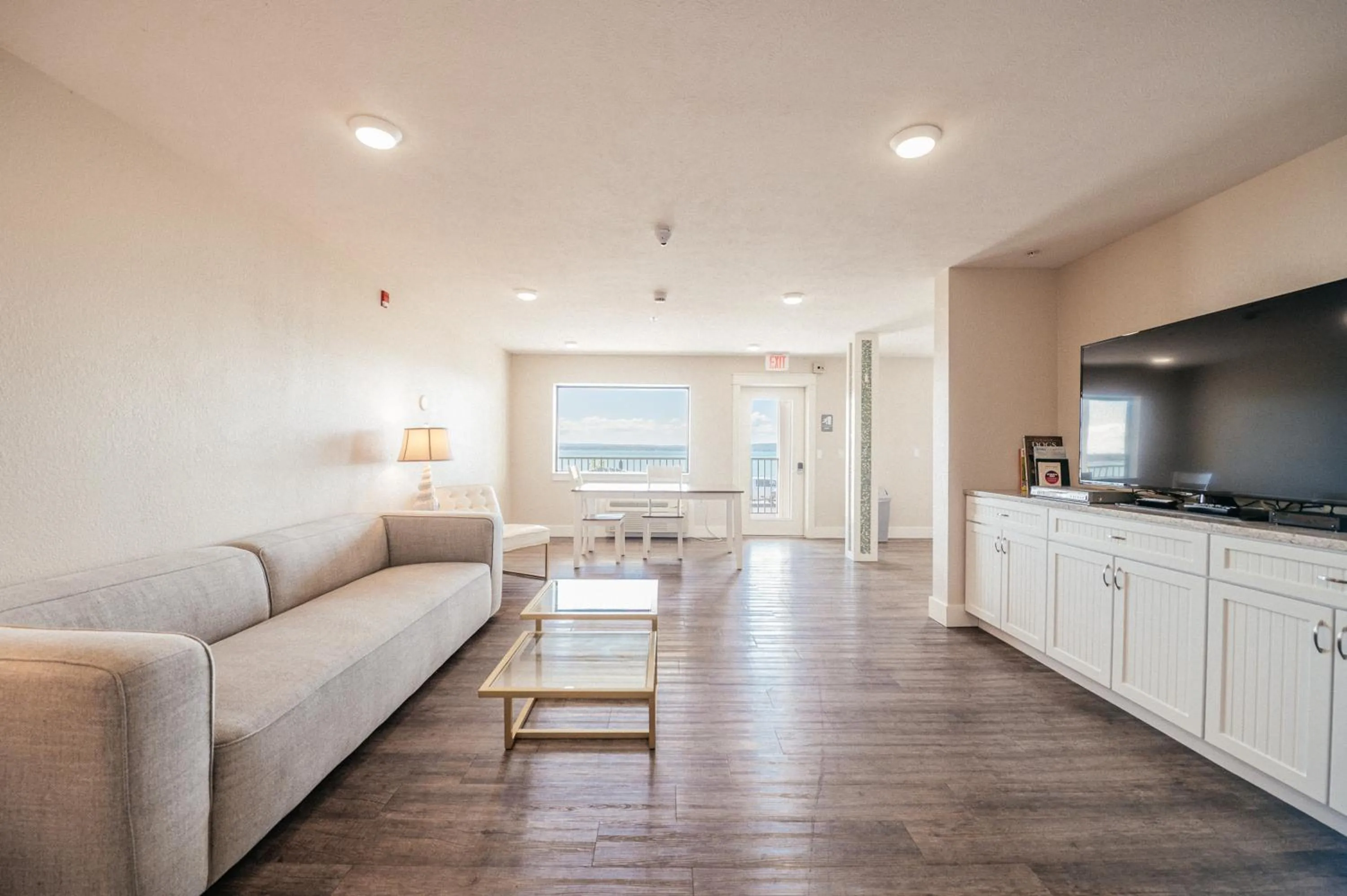 Communal lounge/ TV room in Kasa Gold Coast Inn Traverse City