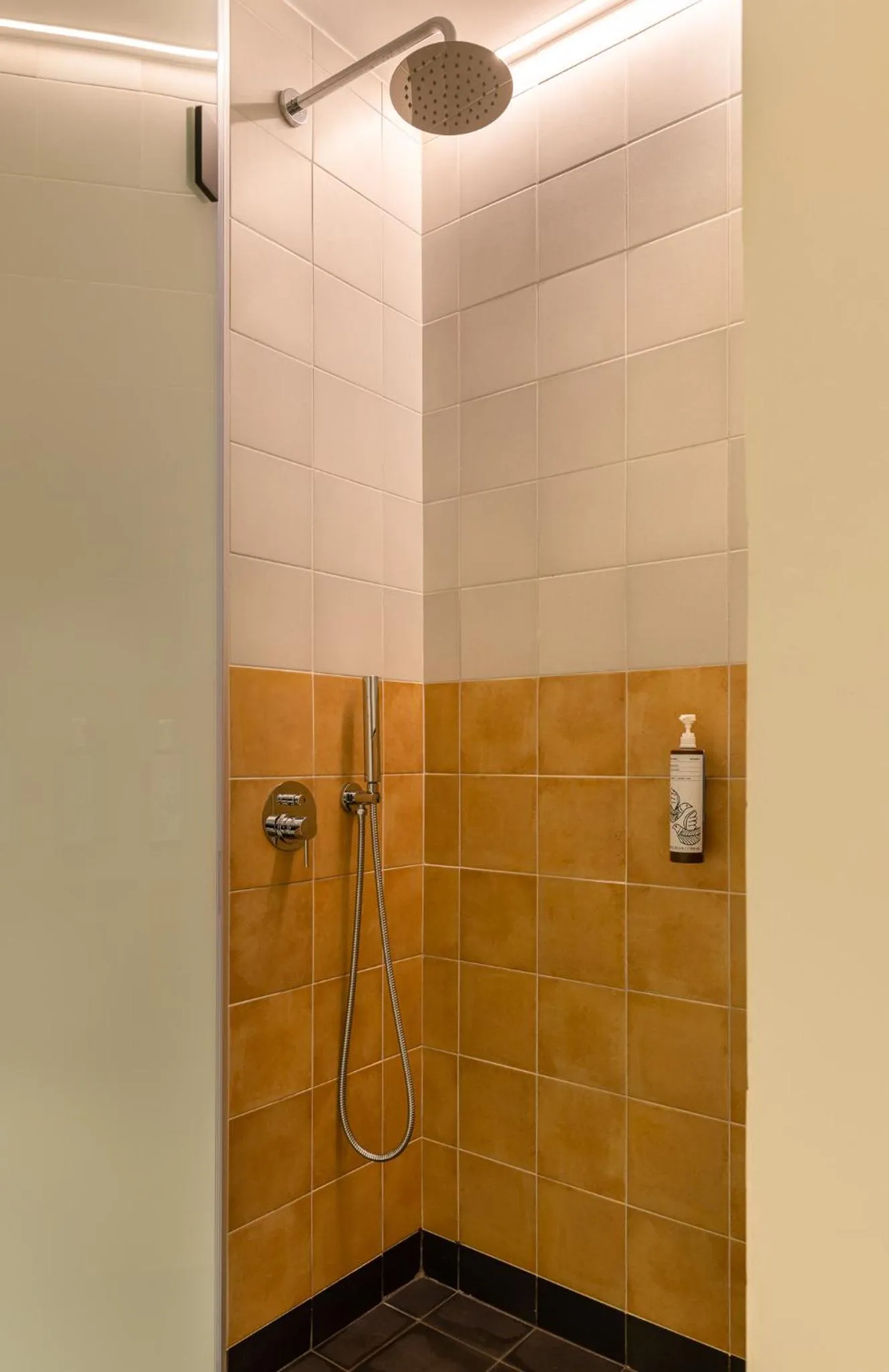 Shower in Flâneur