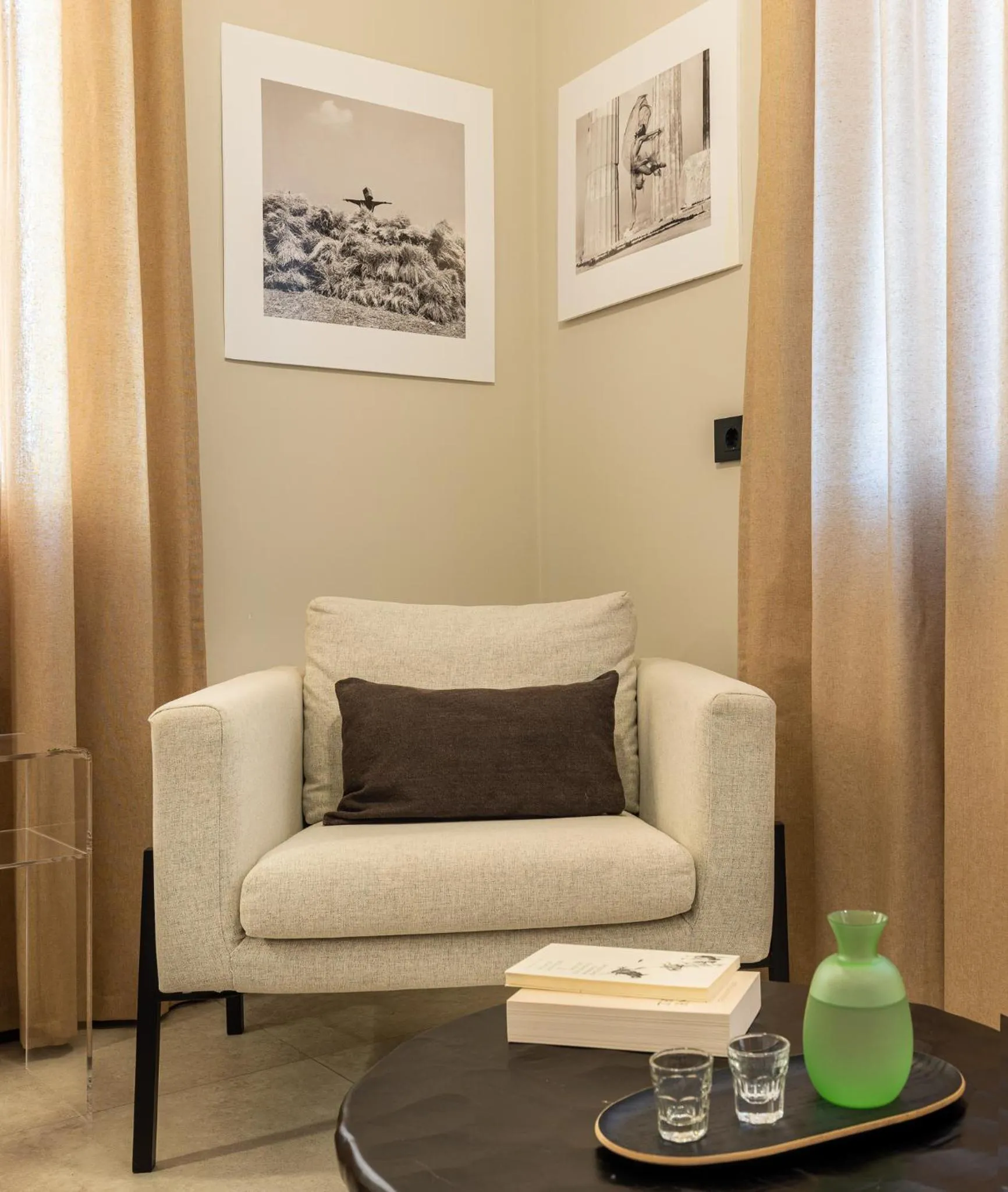 Seating area in Flâneur