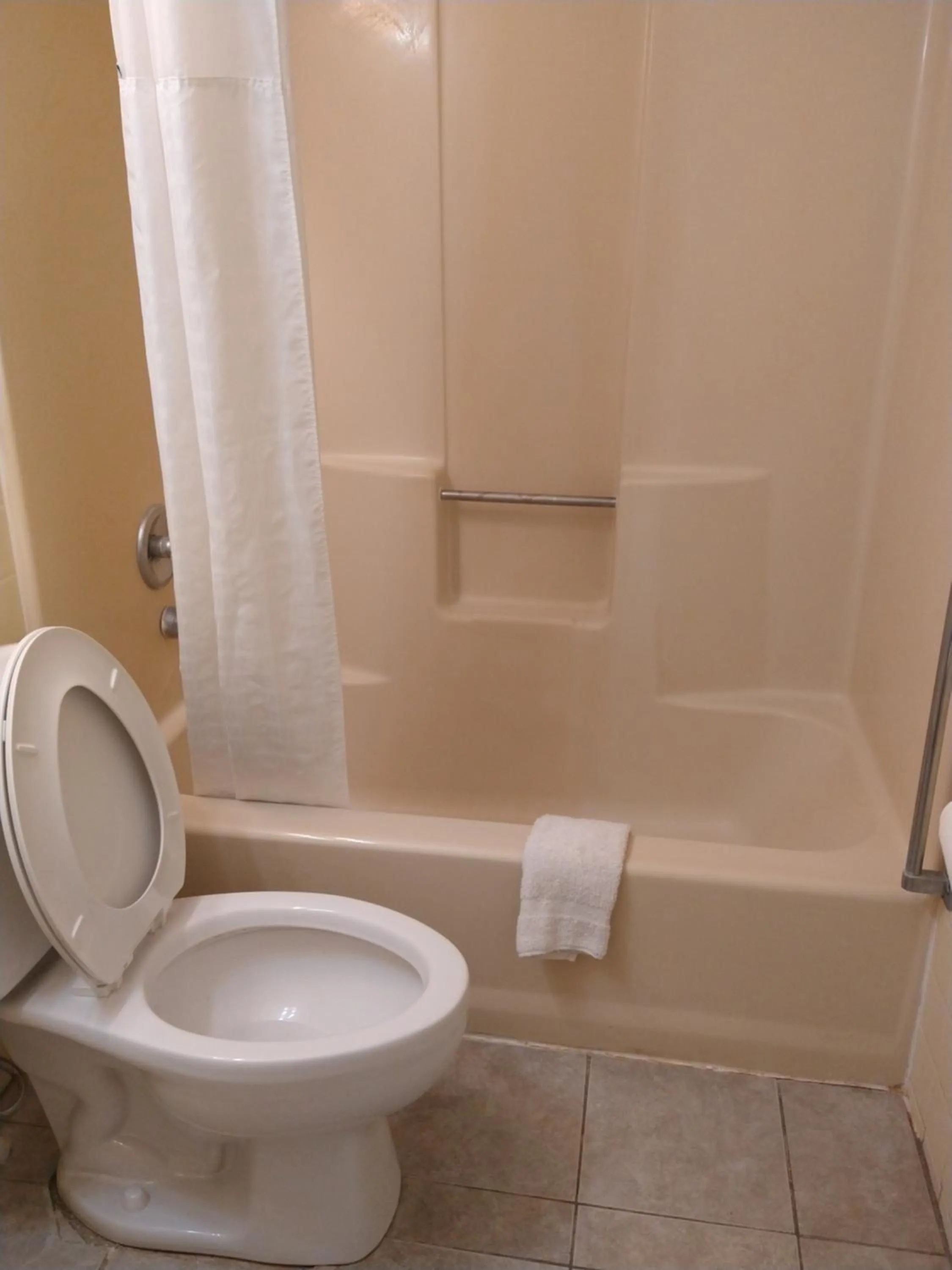 Bathroom in Grandview Plaza Inn