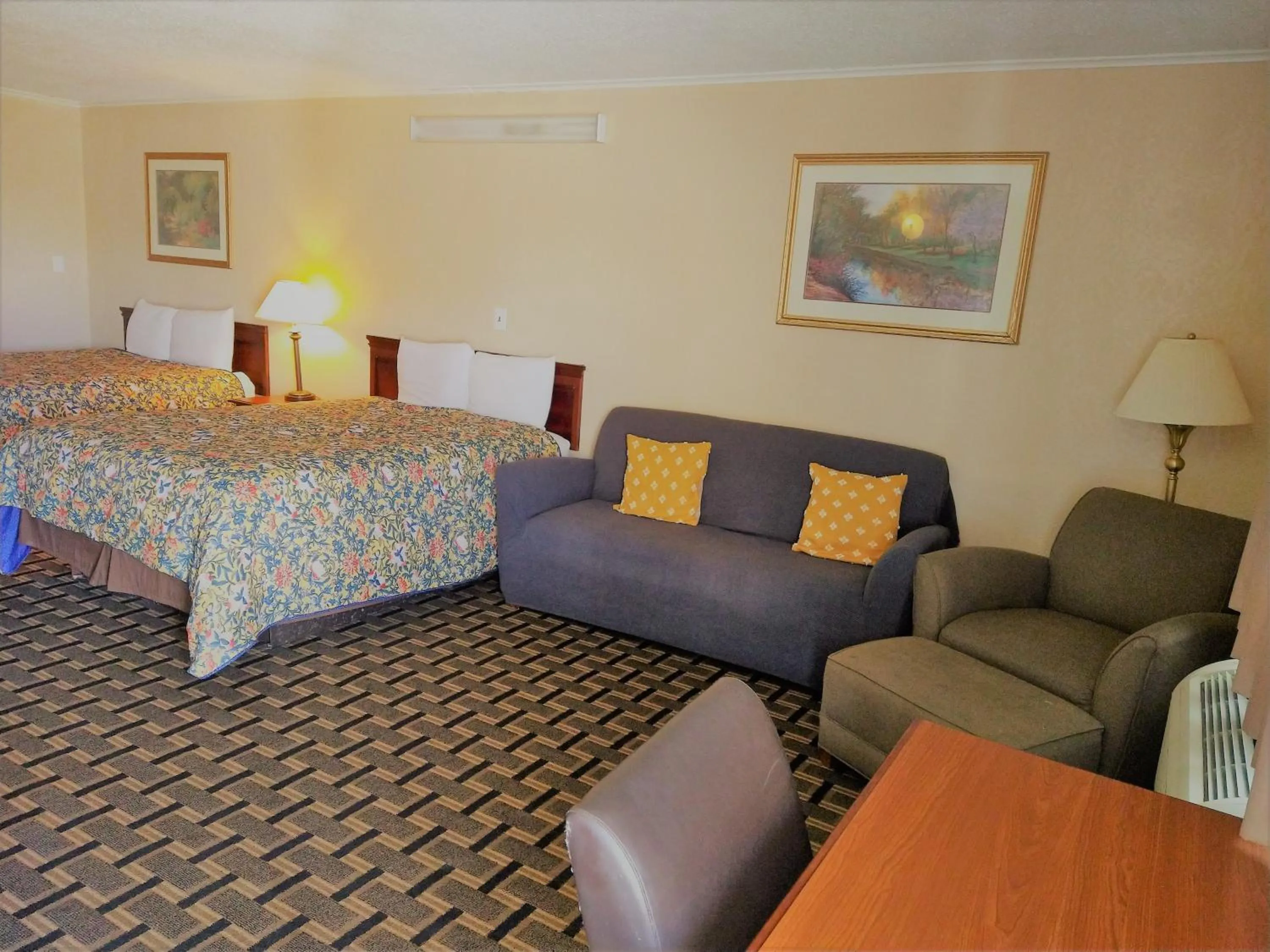 Photo of the whole room, Bed in Grandview Plaza Inn