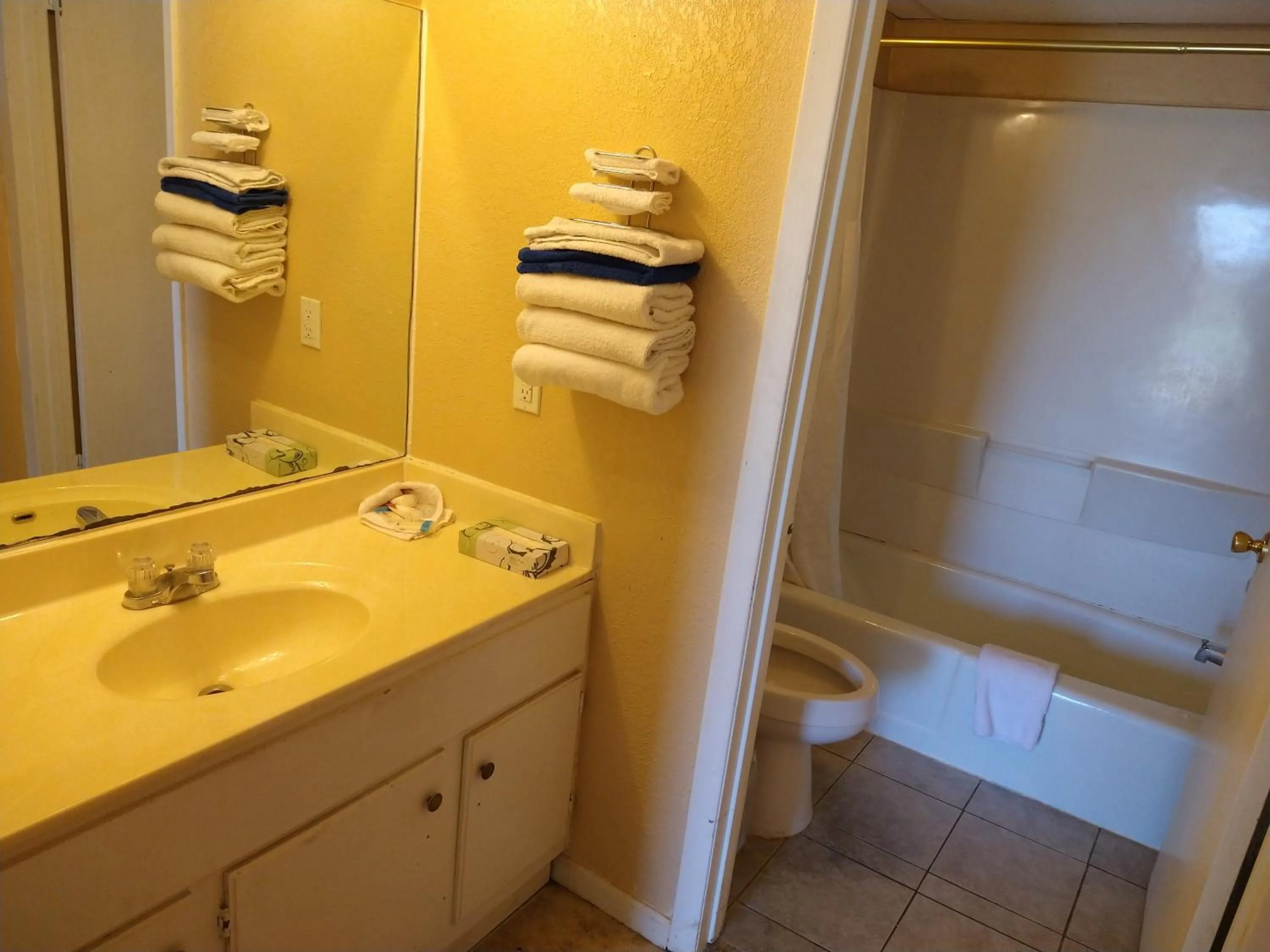 Bathroom in Grandview Plaza Inn