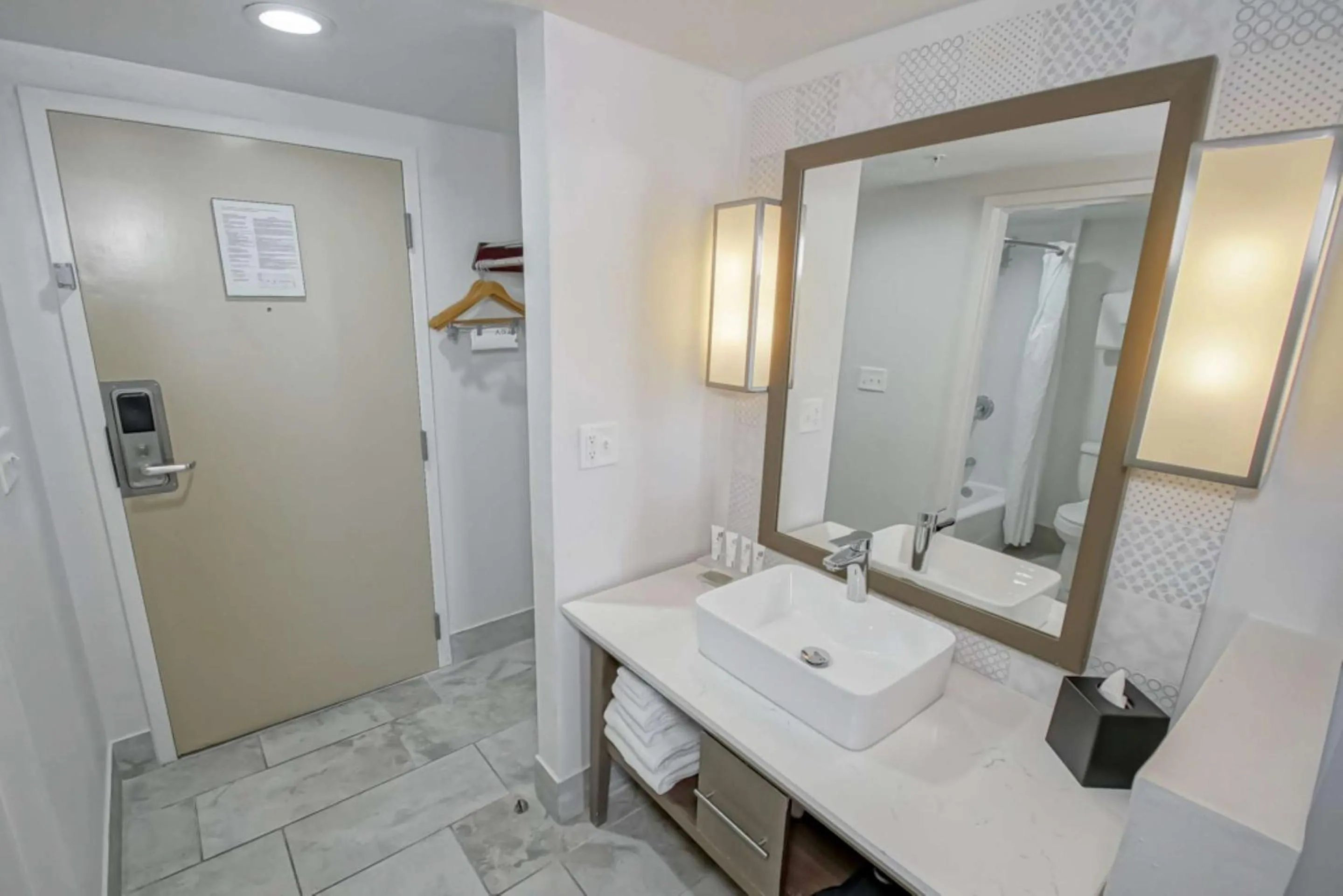 Bedroom in Country Inn & Suites by Radisson, New Orleans I-10 East, LA