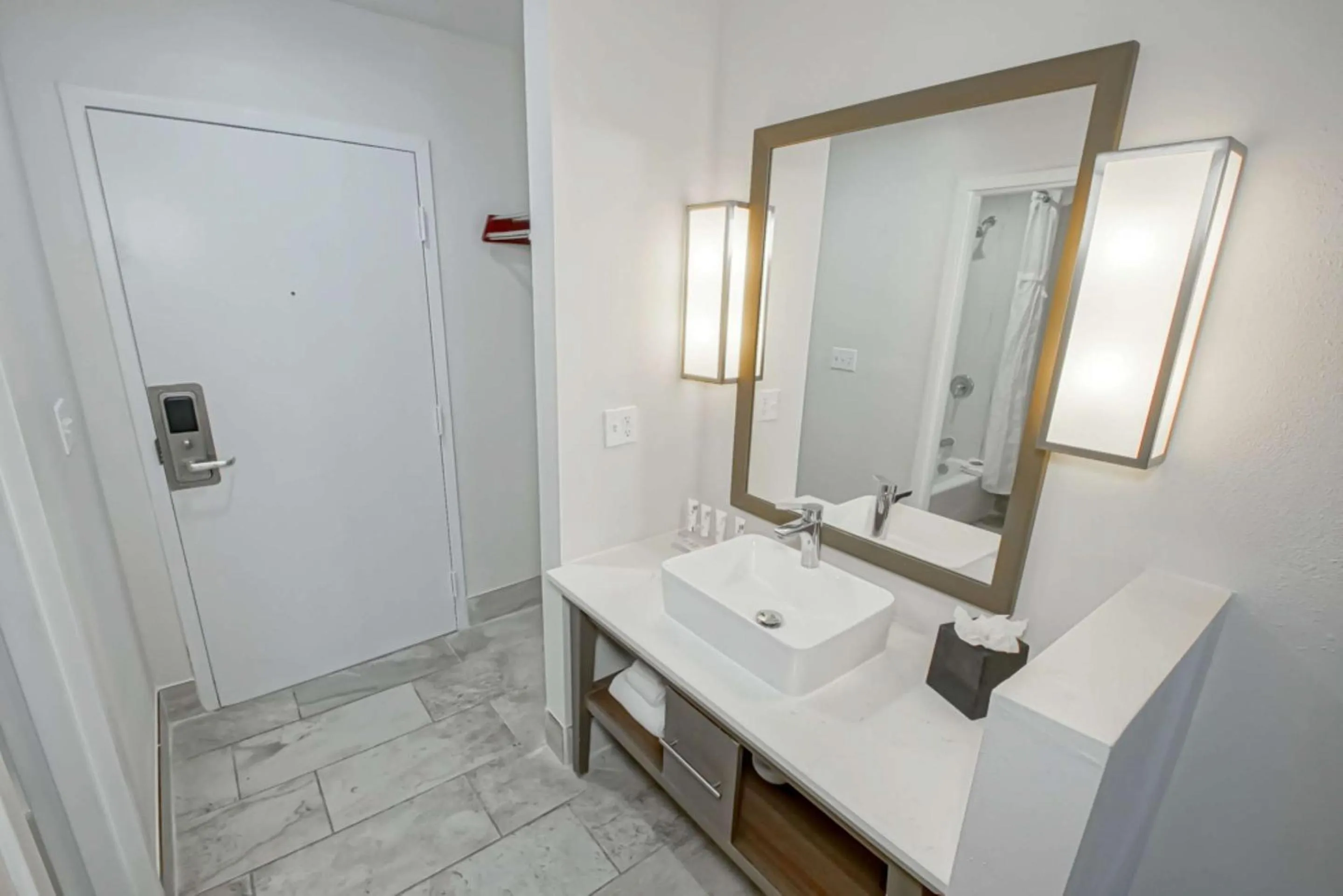 Bedroom in Country Inn & Suites by Radisson, New Orleans I-10 East, LA