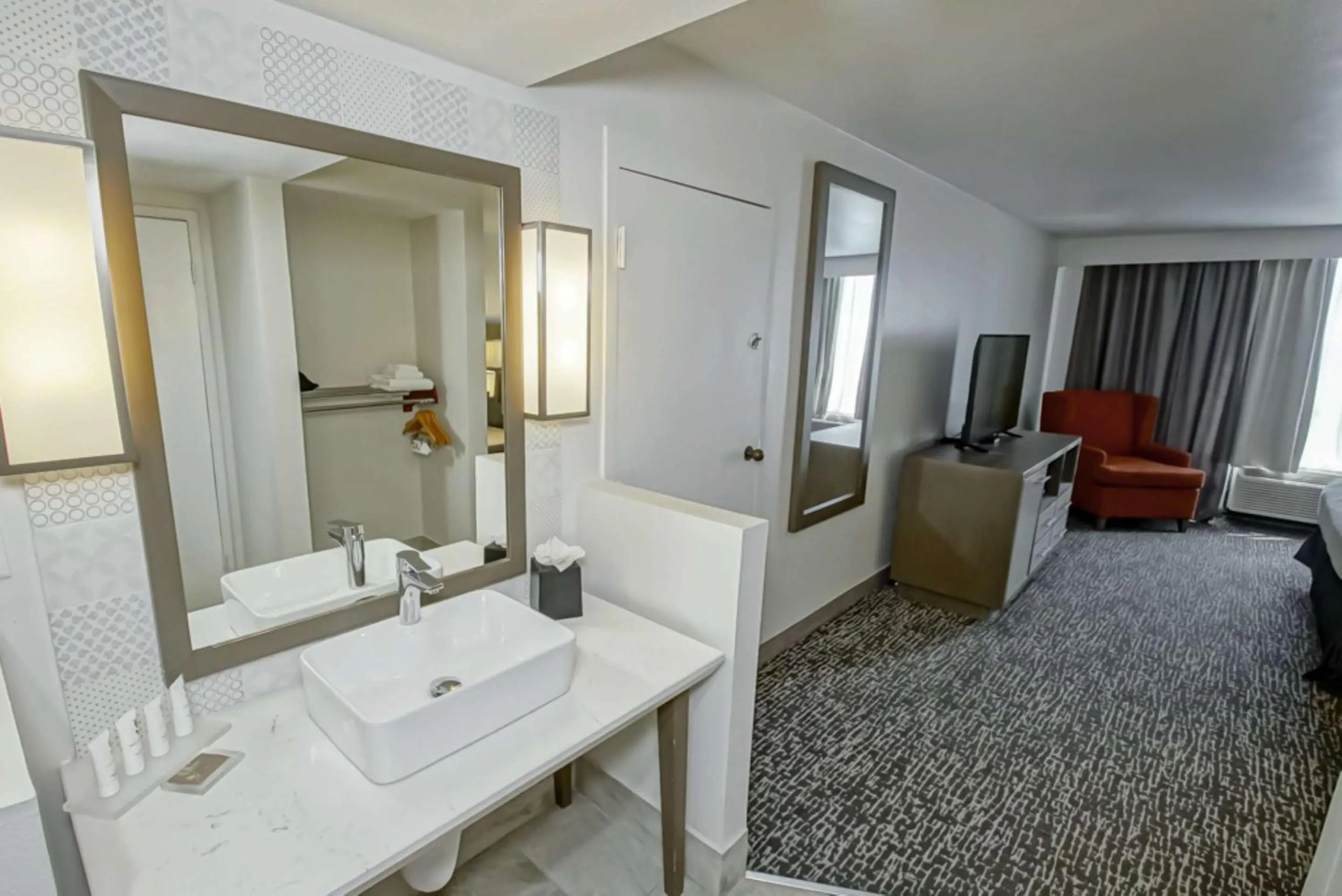 Bedroom in Country Inn & Suites by Radisson, New Orleans I-10 East, LA