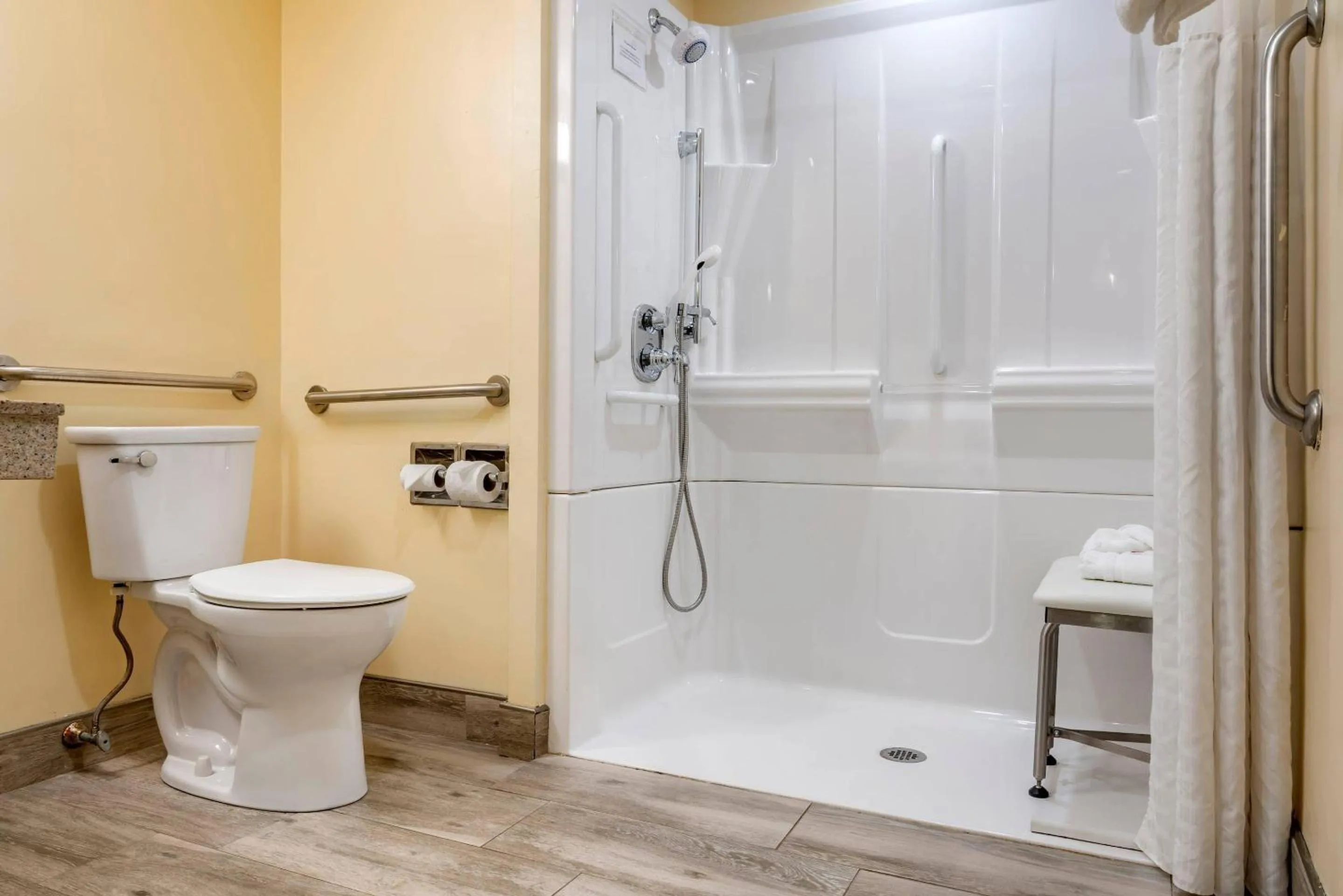 Bedroom in Comfort Inn University