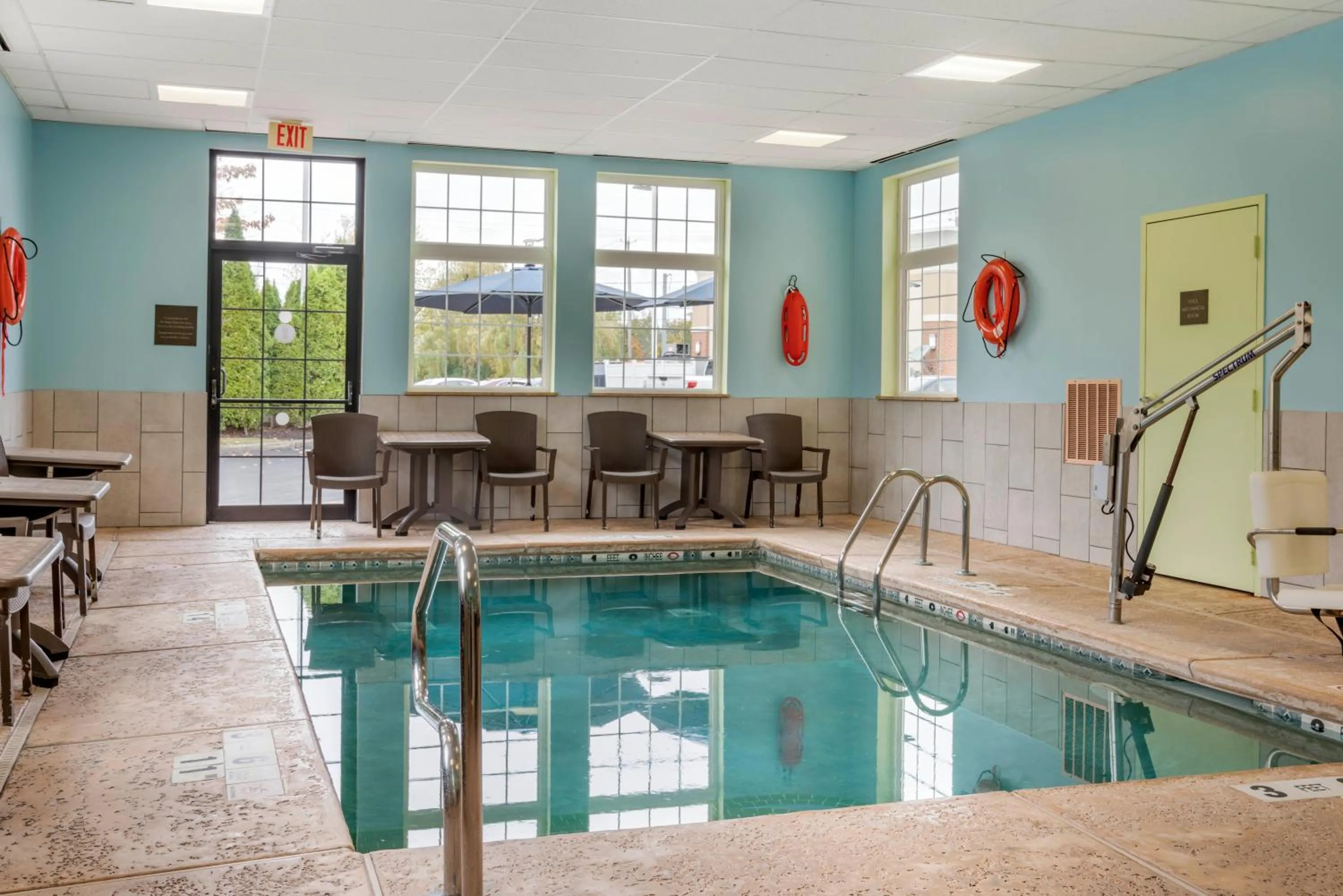 Swimming pool in Comfort Inn University