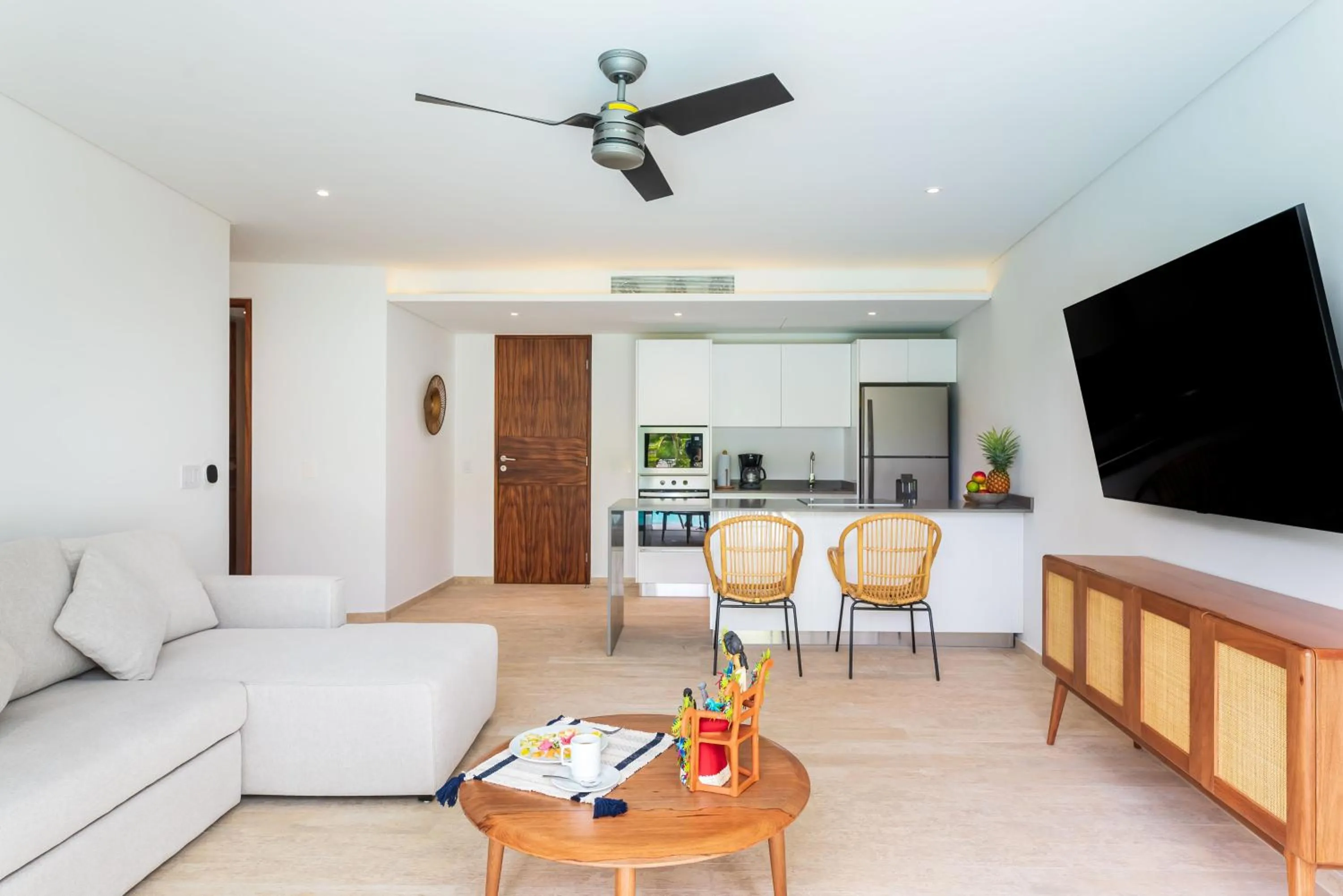 Communal lounge/ TV room in Central Park Lagunas by Sandy Powerful