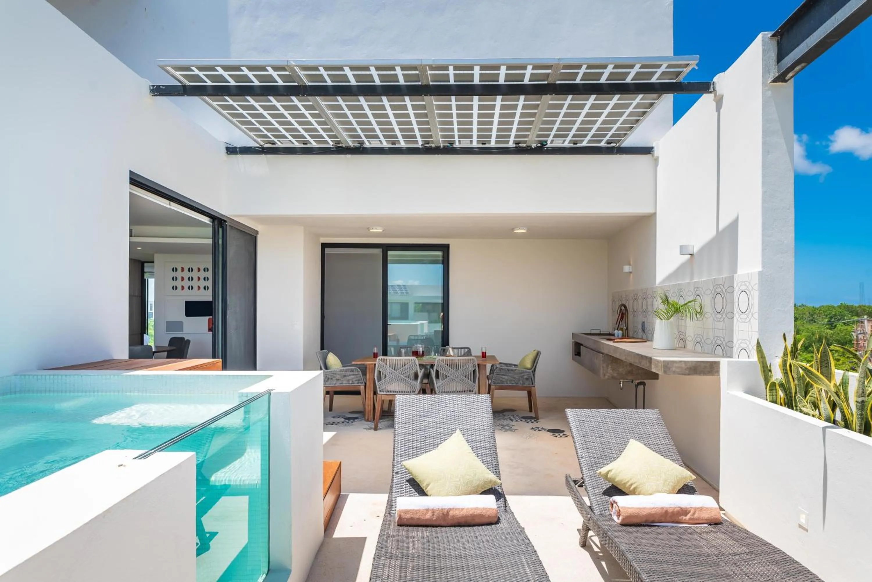 Swimming pool in Central Park Lagunas by Sandy Powerful