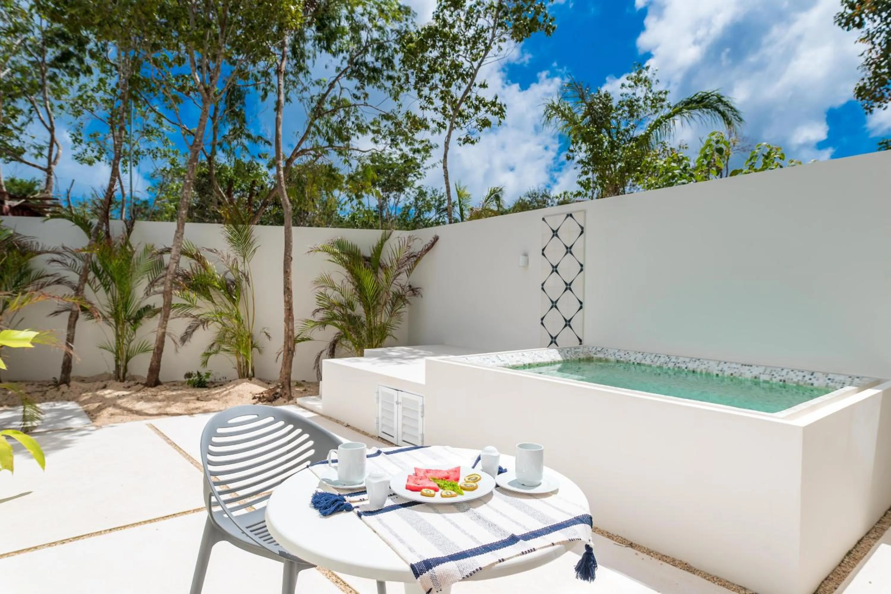 Swimming pool in Central Park Lagunas by Sandy Powerful