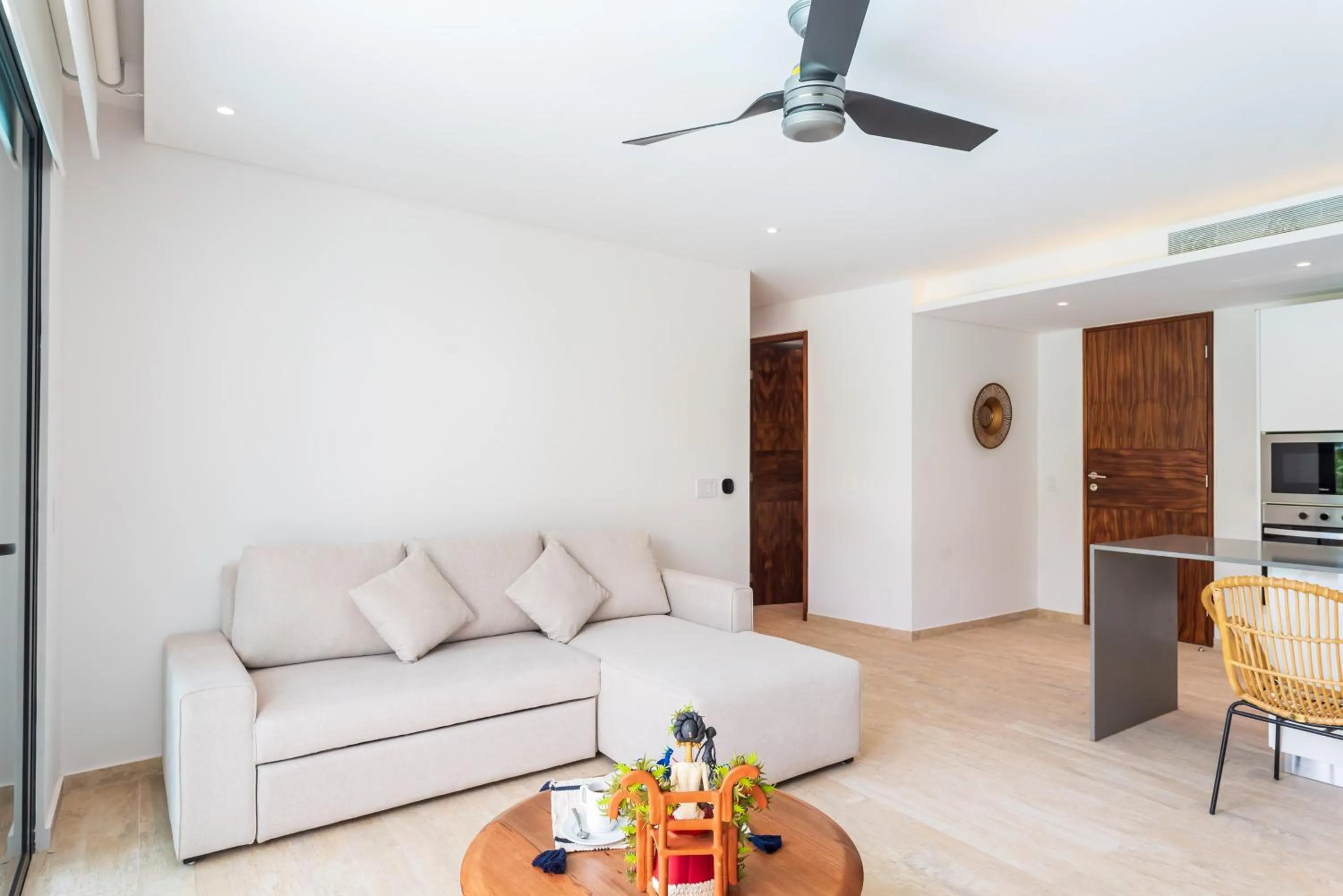 Communal lounge/ TV room in Central Park Lagunas by Sandy Powerful