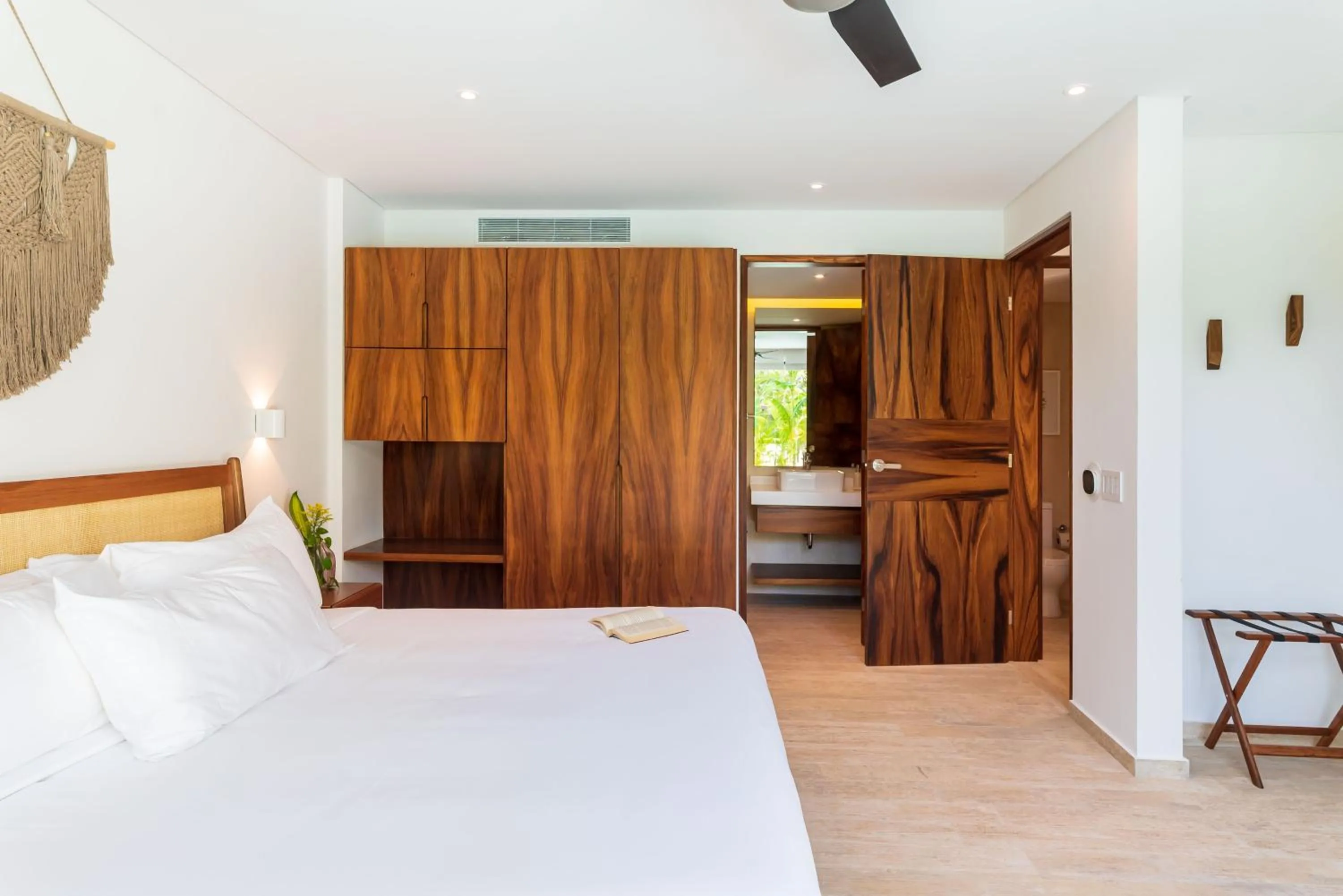 Bedroom, Bed in Central Park Lagunas by Sandy Powerful