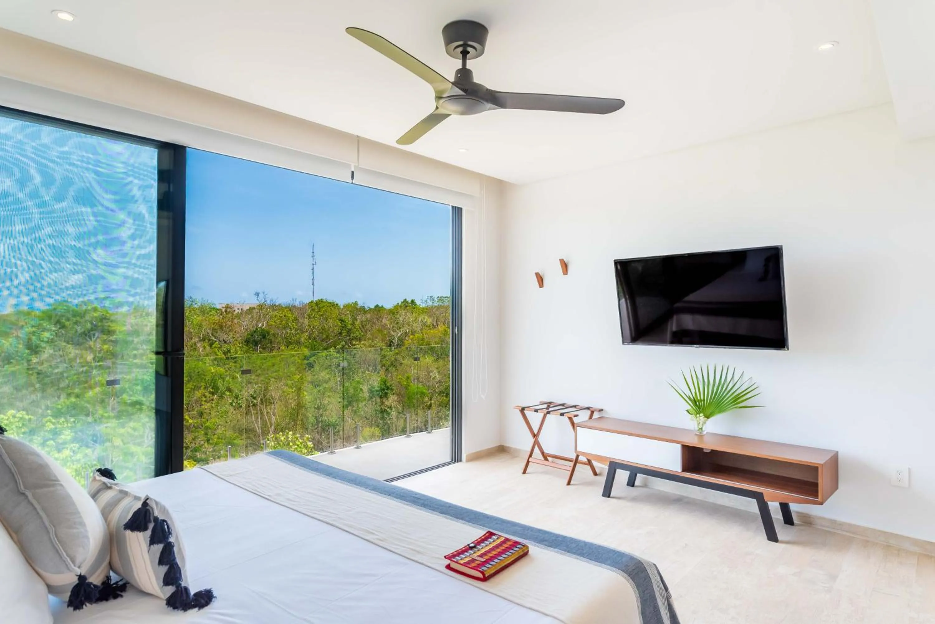 Bedroom, Bed in Central Park Lagunas by Sandy Powerful