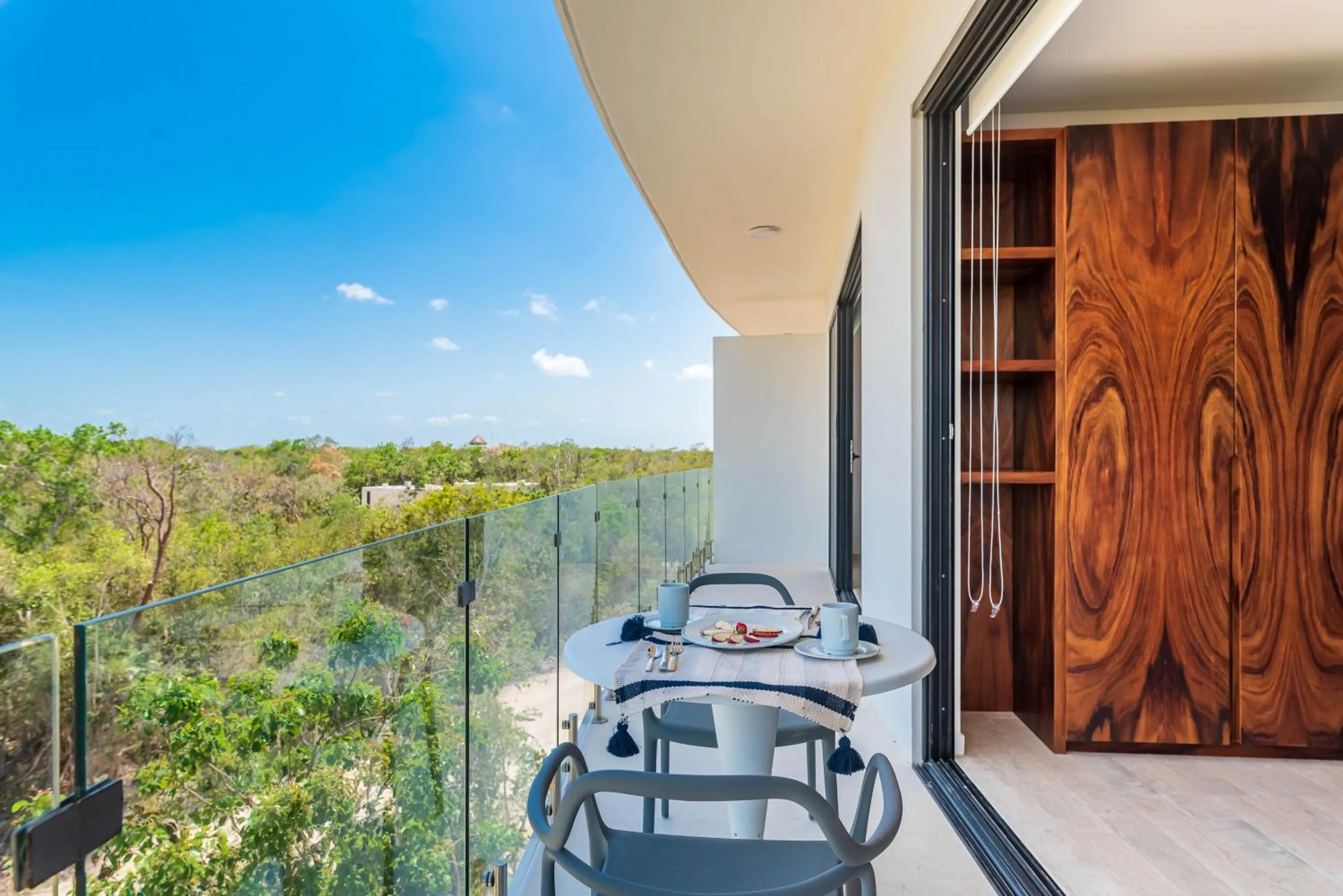 Balcony/Terrace in Central Park Lagunas by Sandy Powerful