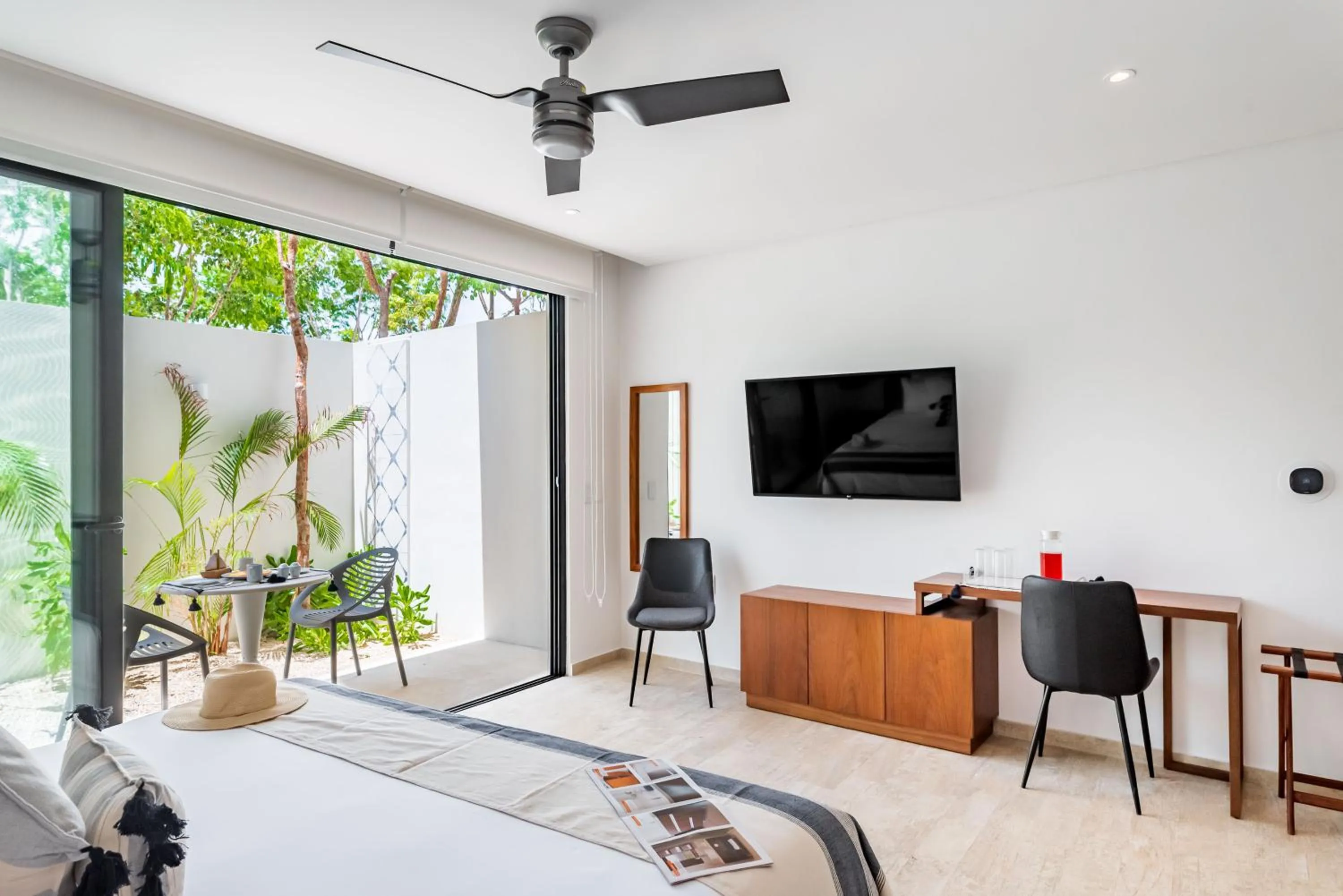 Bedroom, Bed in Central Park Lagunas by Sandy Powerful