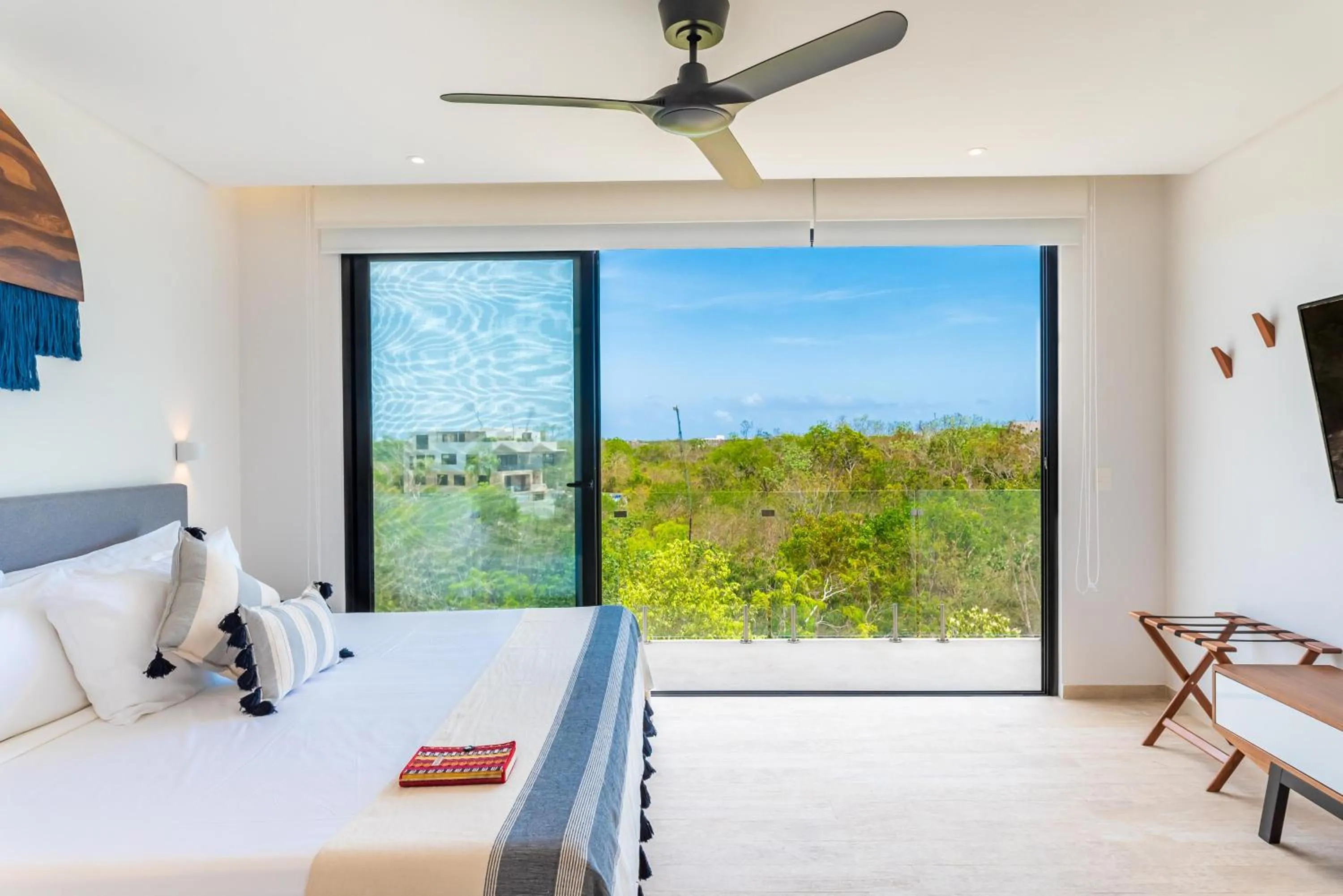 Bedroom, Bed in Central Park Lagunas by Sandy Powerful