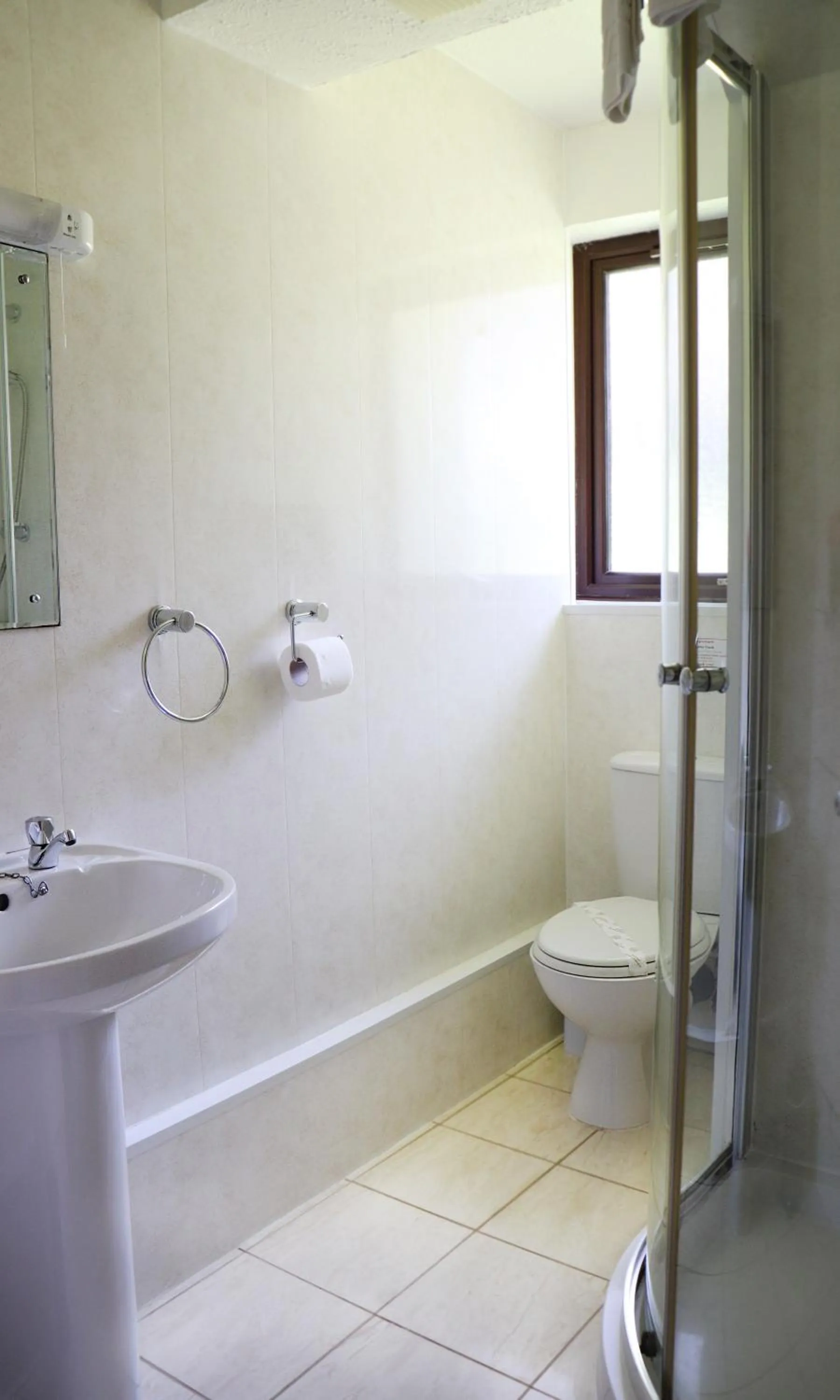 Shower in Glyndley Manor Cottages