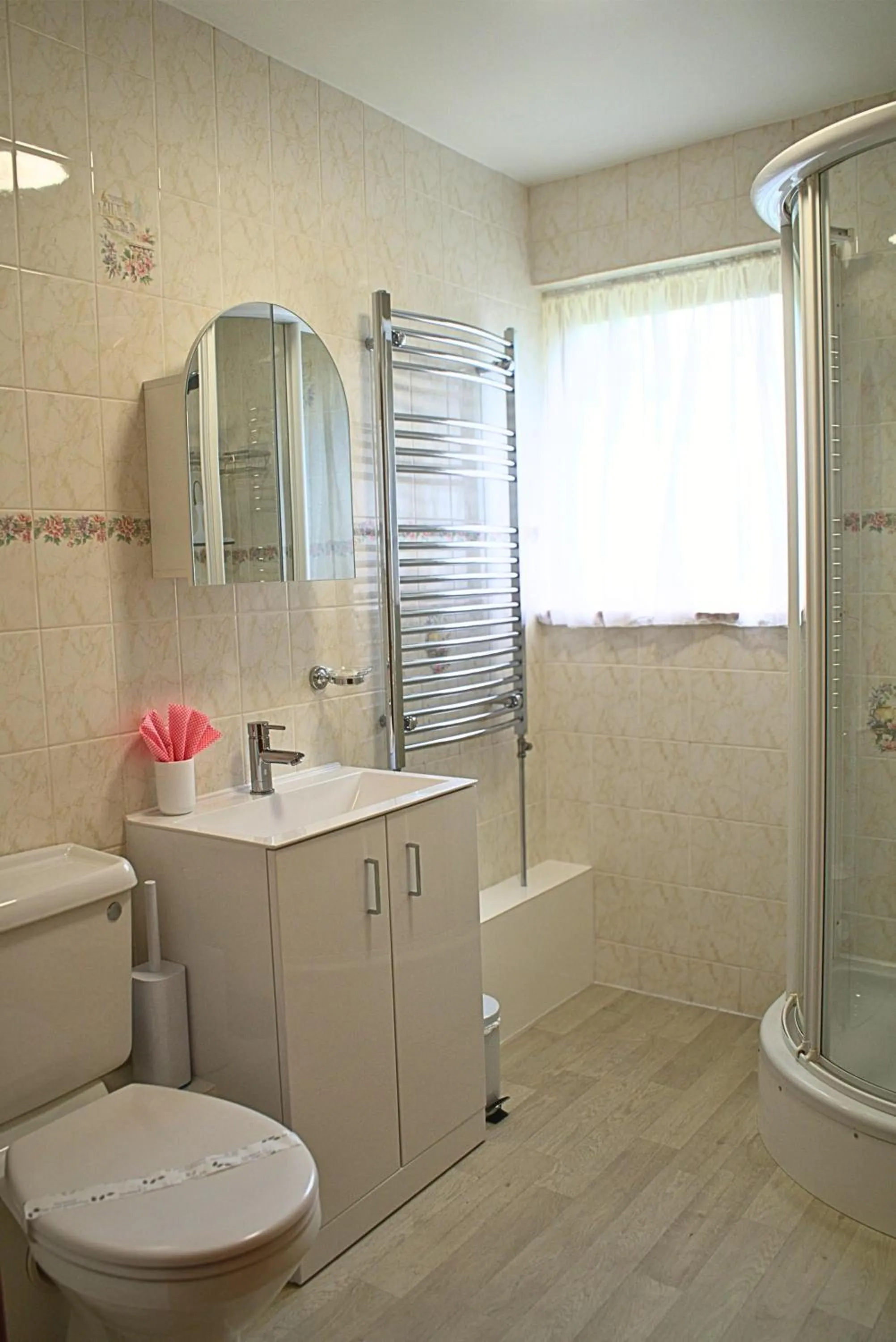 Bathroom in Glyndley Manor Cottages